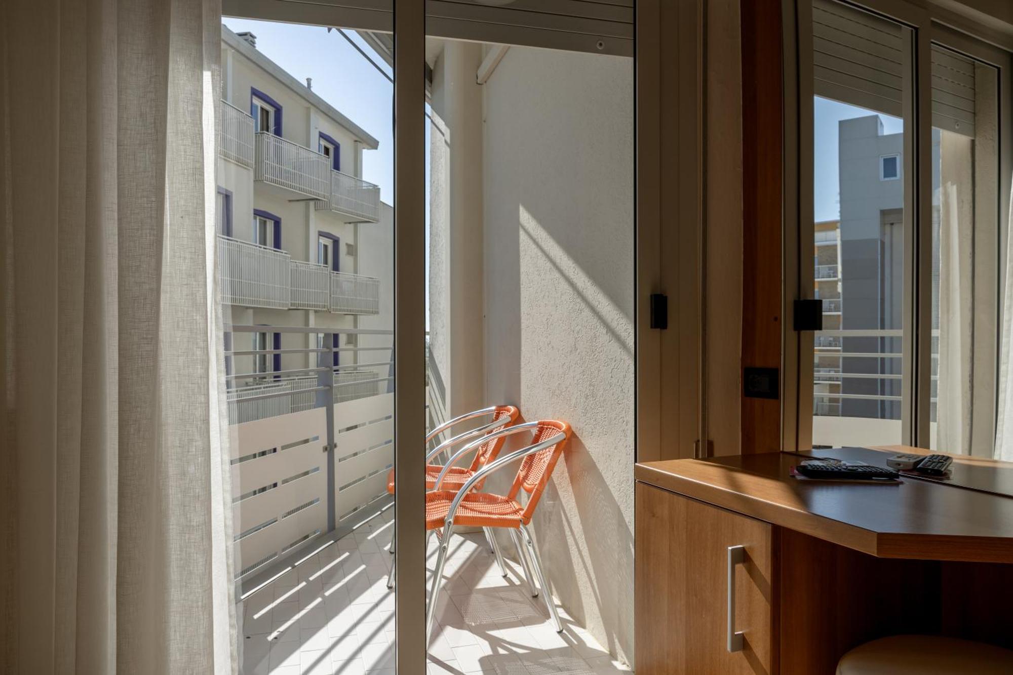 Doppelzimmer mit Balkon und seitlichem Meerblick
