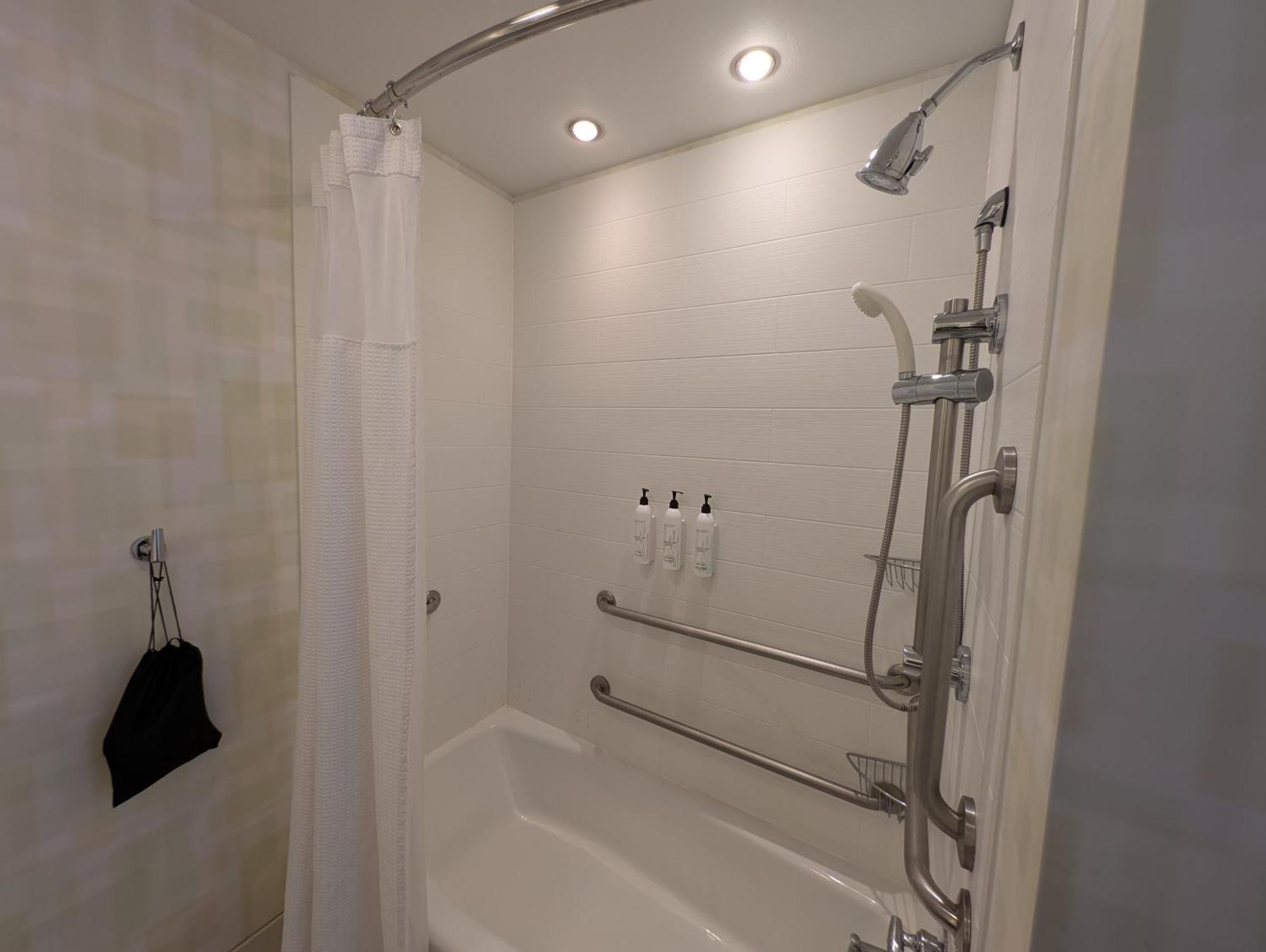 King Studio with Sofa Bed and Adapted Tub - Mobility and Hearing Accessible