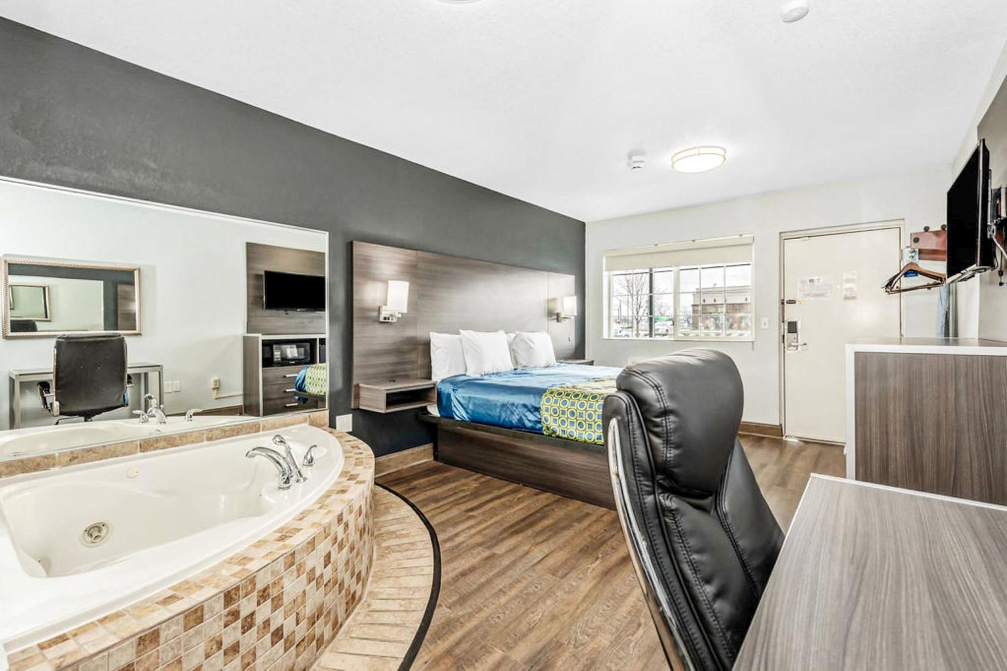Deluxe King Suite