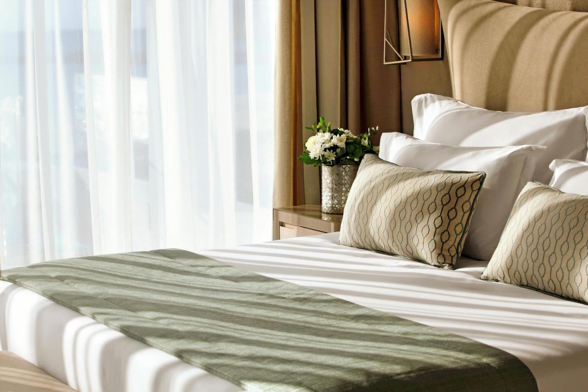 Doppelzimmer mit Blick auf den privaten Garten und den Pool