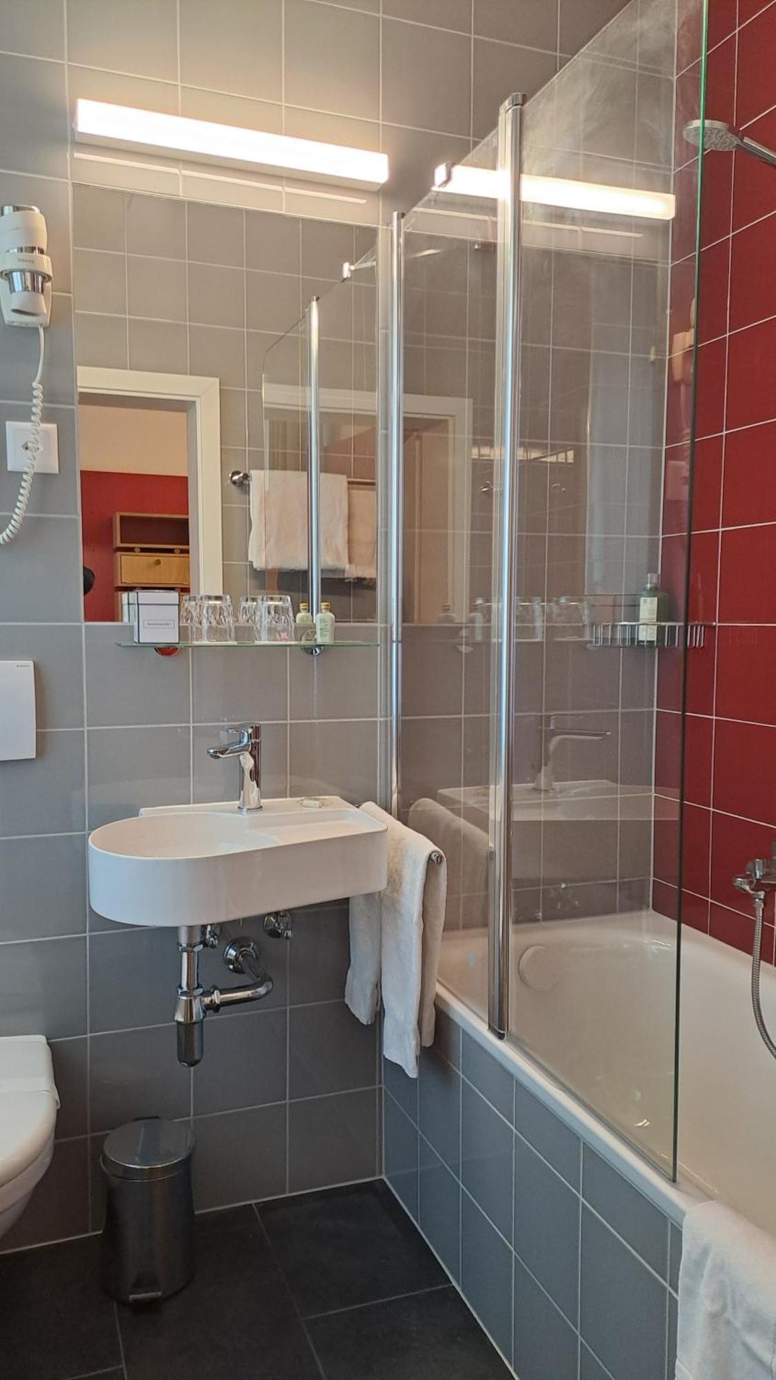 Quarto Clássico com Cama de Casal ou 2 de Solteiro