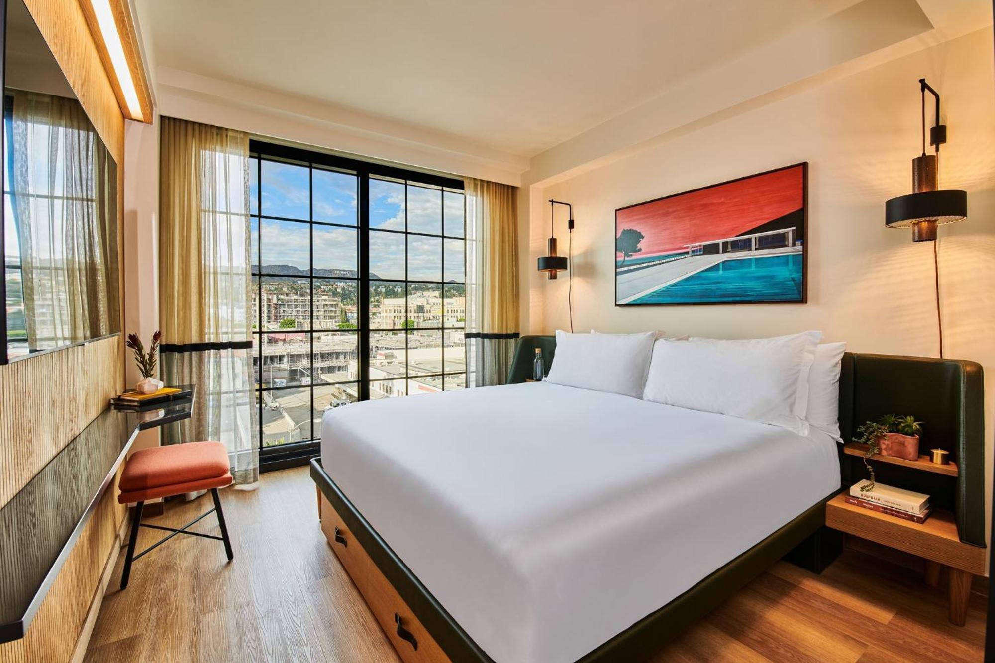 Zimmer mit Kingsize-Bett mit Blick auf die Hollywood Hills