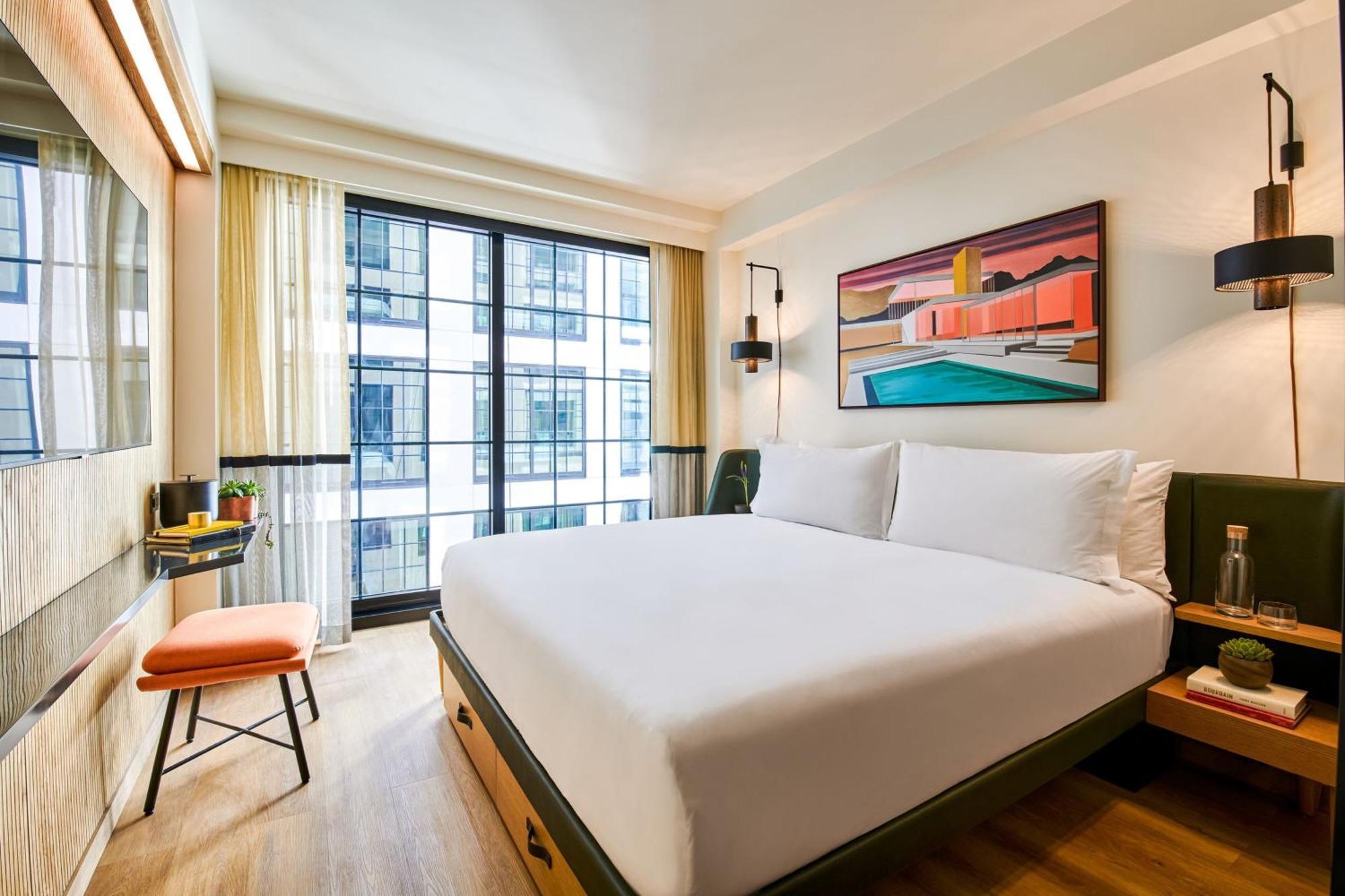 Zimmer mit Kingsize-Bett und Atriumblick