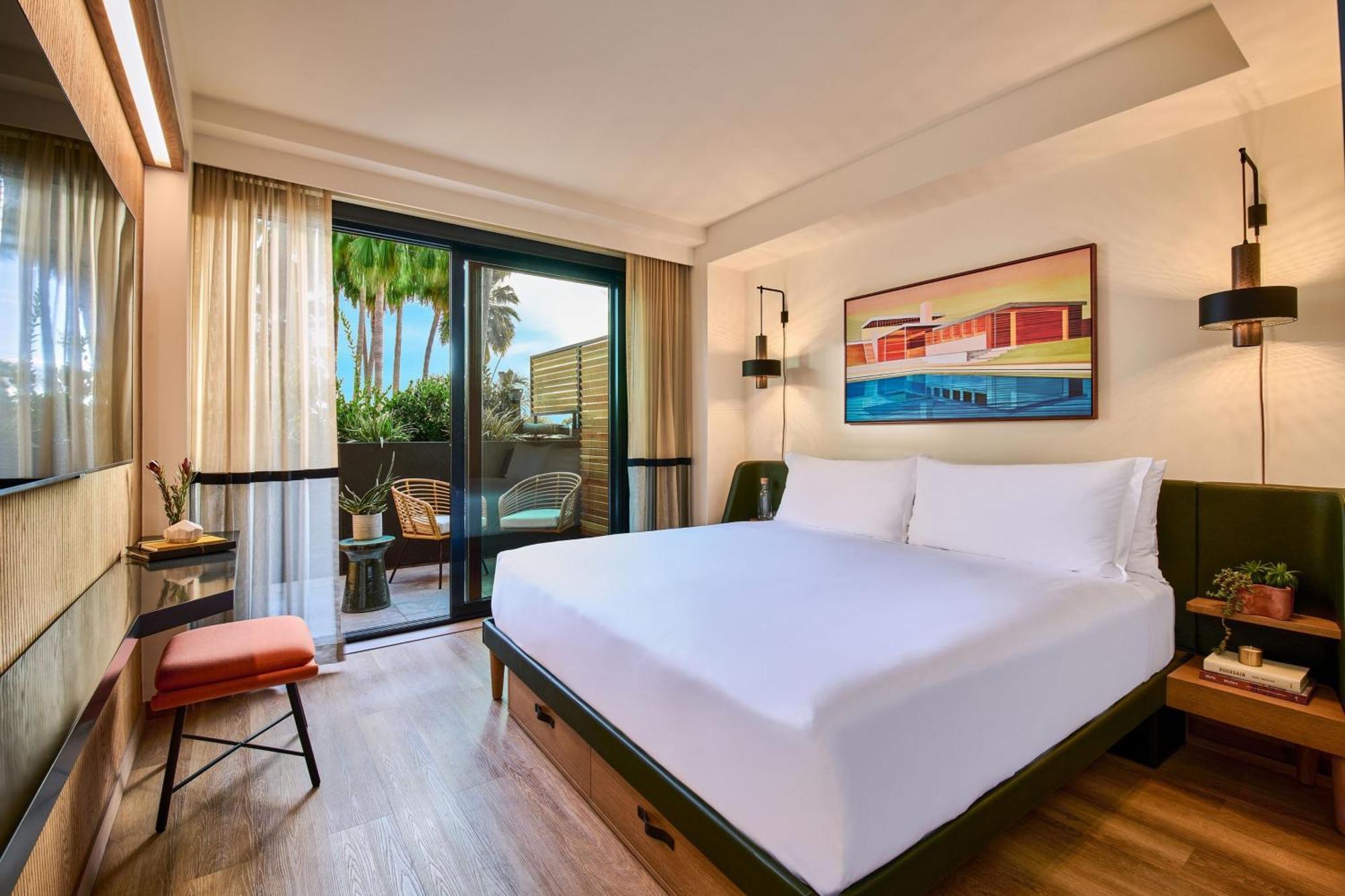 Zimmer mit Kingsize-Bett und Terrasse