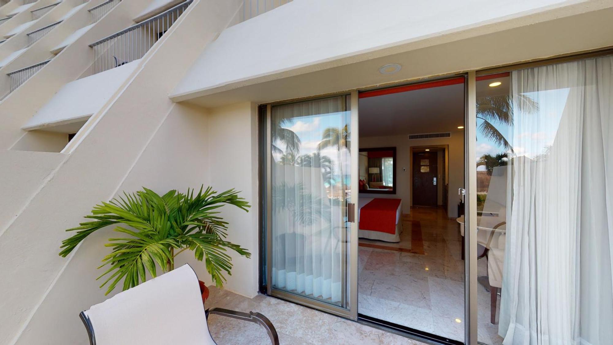Deluxe Swim-Up Ocean View (Adults Only)