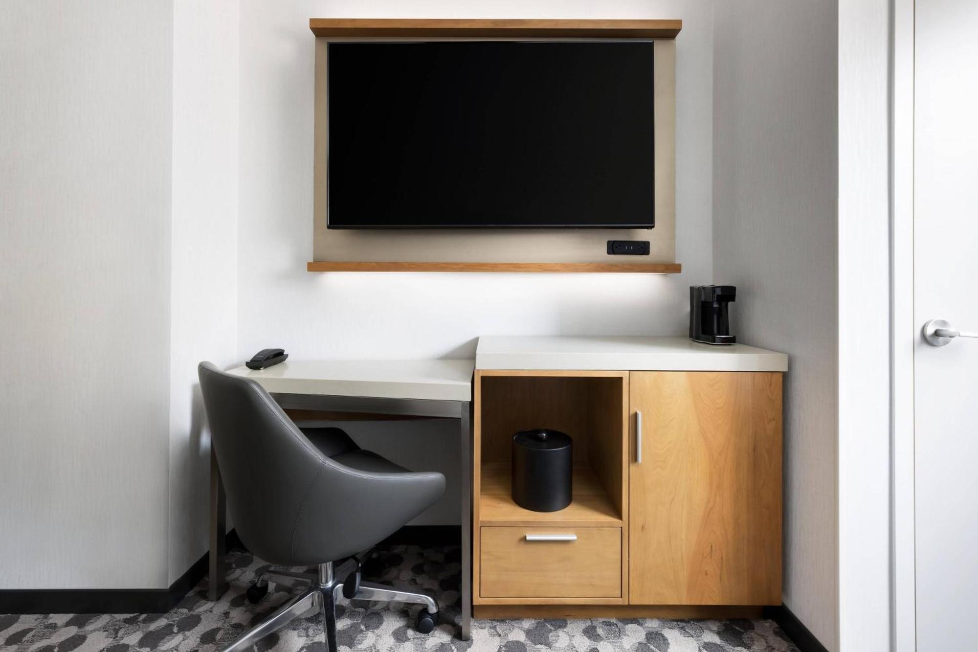 Zimmer mit 1 Kingsize-Bett und Stadblick