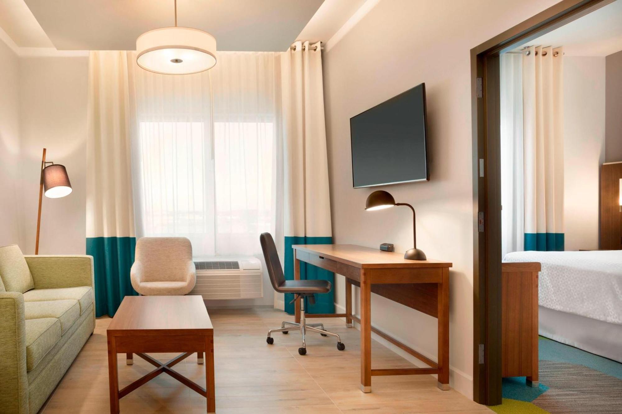 One-Bedroom King Suite with Adapted Tub - Mobility Accessible