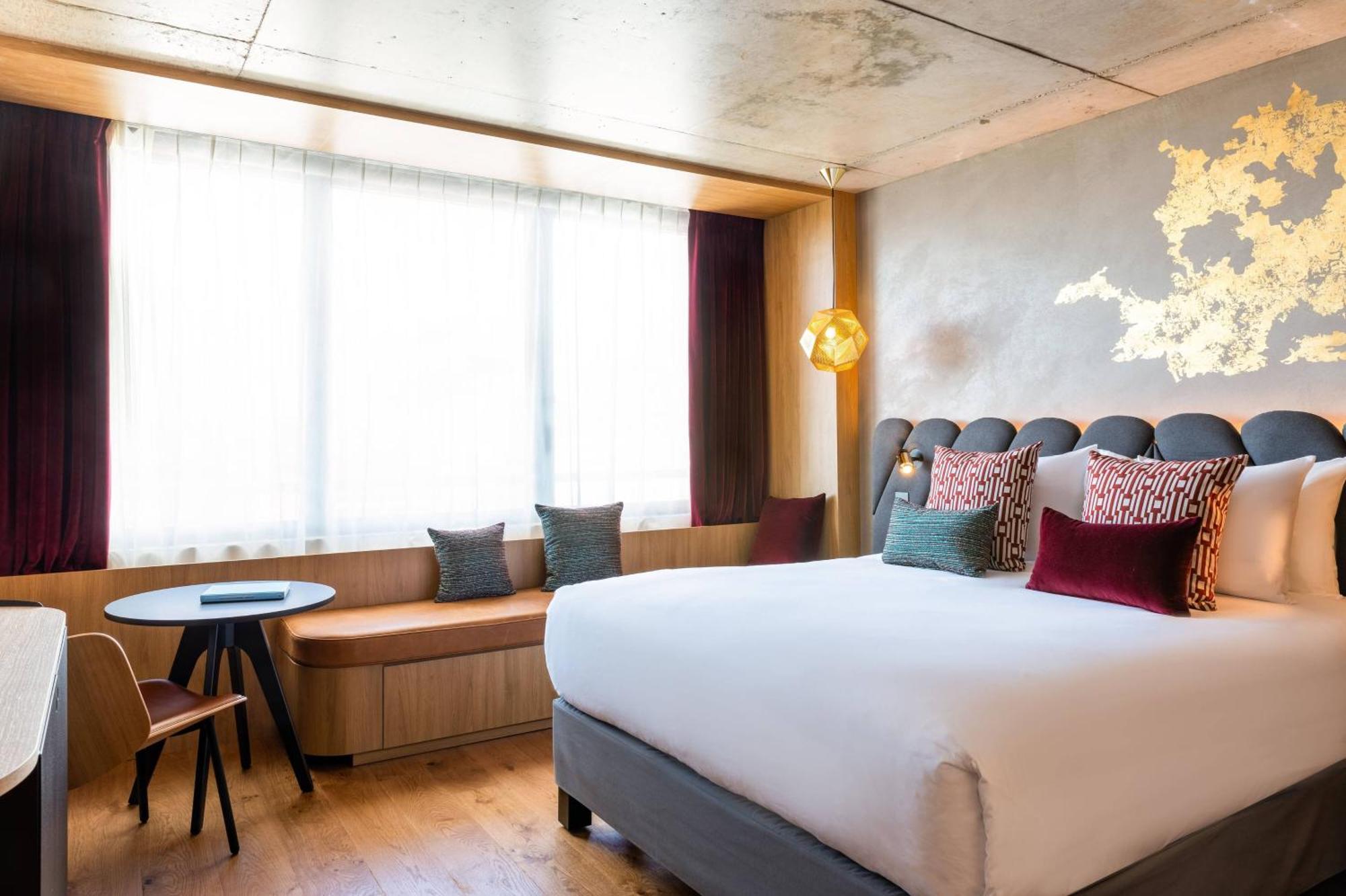 La Muse Room with Queen Bed