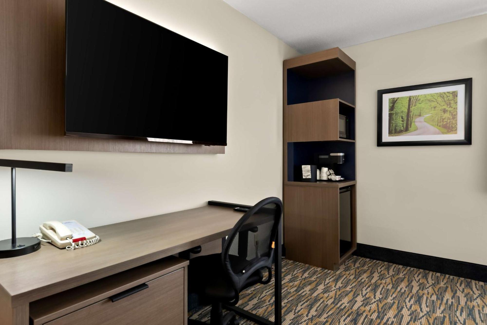 Queen Room with Two Queen Beds and Bath Tub - Disability/First Floor/Non-Smoking