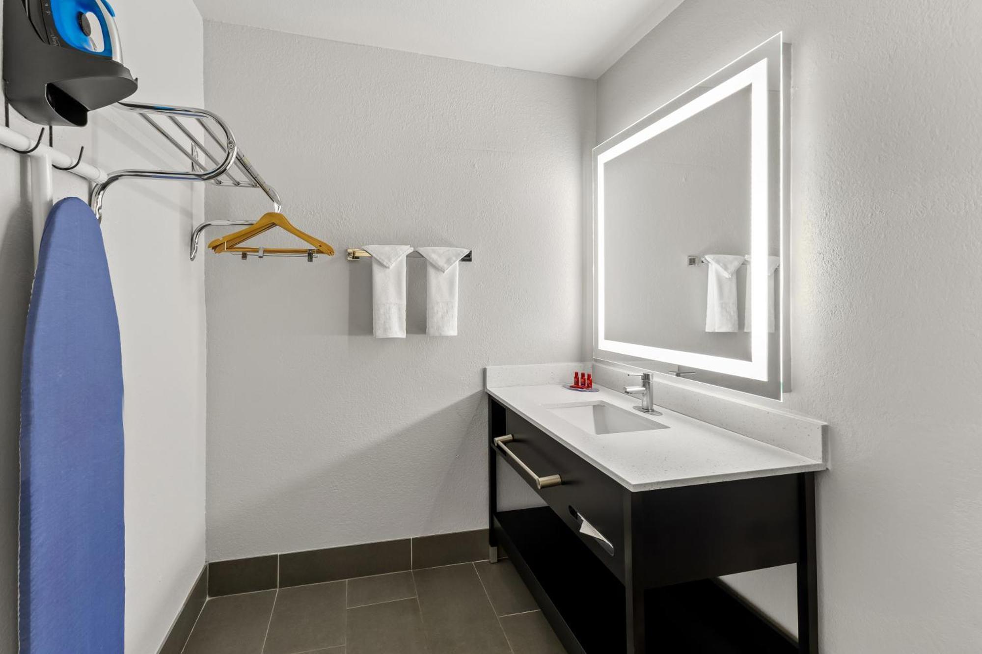 Zimmer mit Kingsize-Bett - Badewanne für Gäste mit Mobilitätseinschränkungen, Nichtraucher