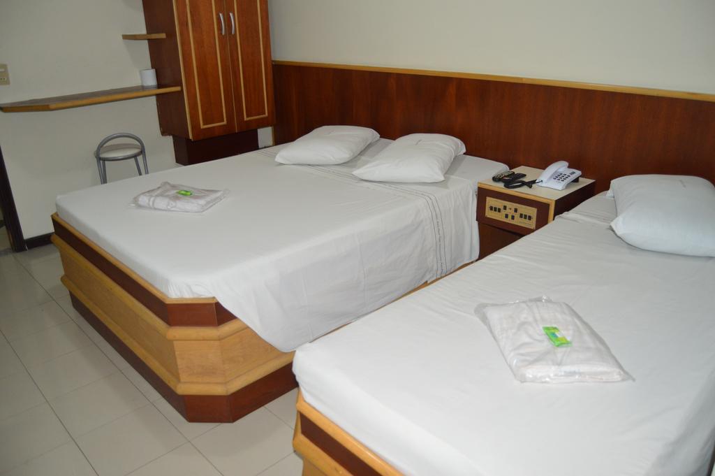 Quarto Triplo Superior com Ar Condicionado (1 Cama de Casal e 1 Cama Individual)