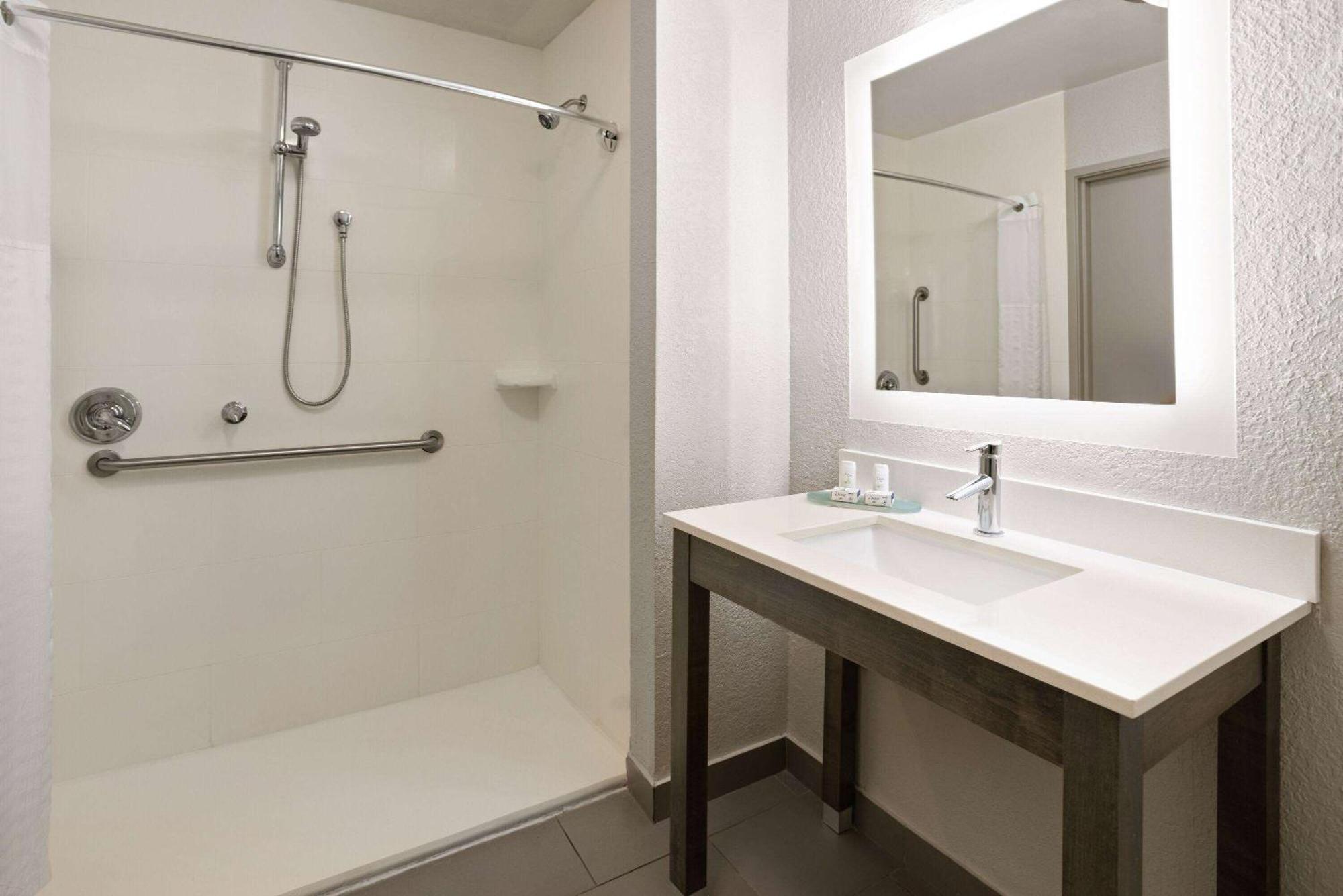 King Room with View - Mobility Access/Non-Smoking