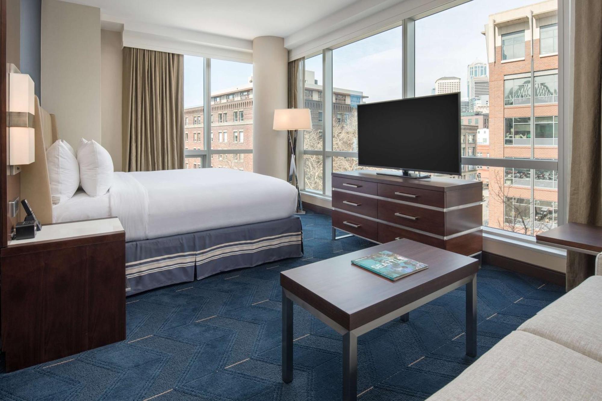 Estudio con cama extragrande y sofá cama