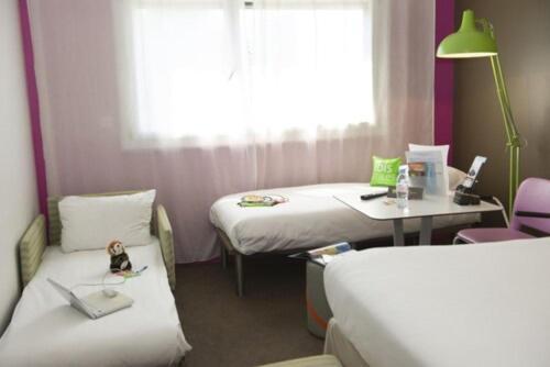 Chambre Standard avec 1 Lit Double et 2 Lits Simples