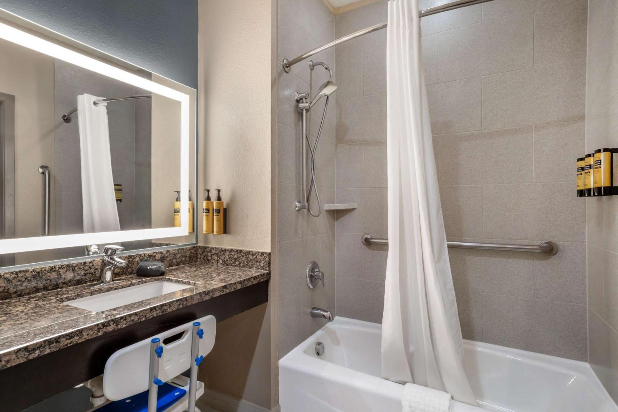 King Suite with Sofa Bed and Bath Tub - Disability Access/Non-Smoking