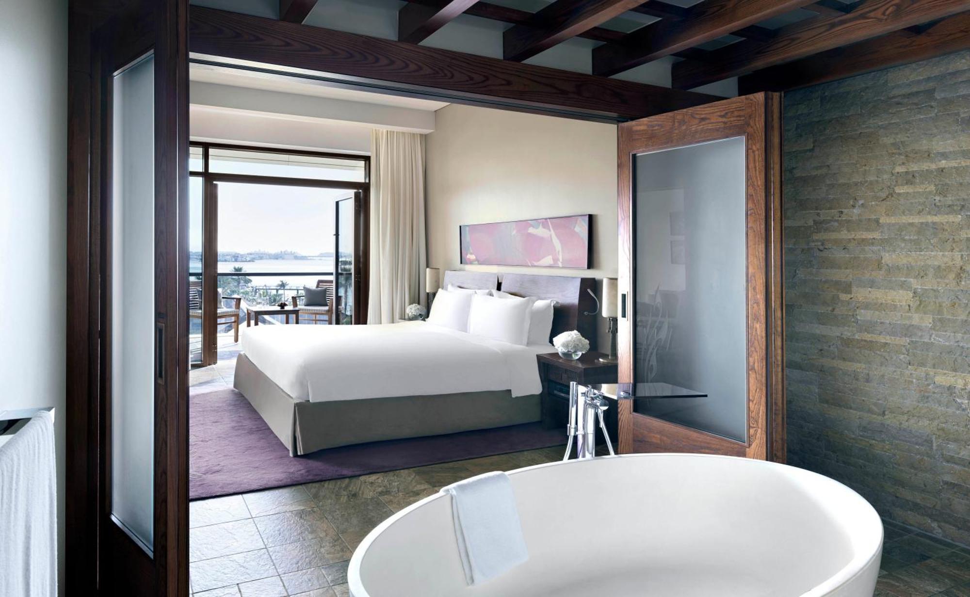 Junior Suite mit Kingsize-Bett und Meerblick, Schlafsofa, eigenem Balkon und Zugang zum Club.