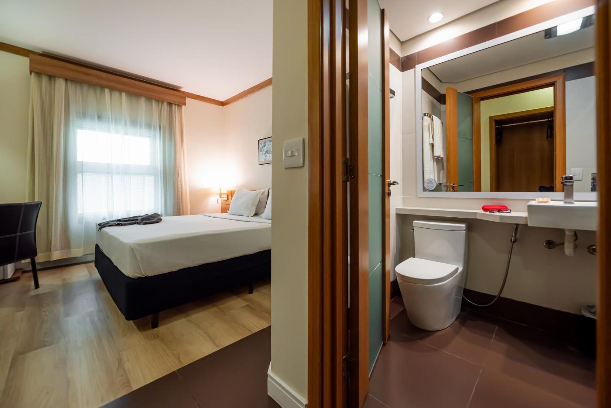 Quarto duplo de luxo com cama queen-size