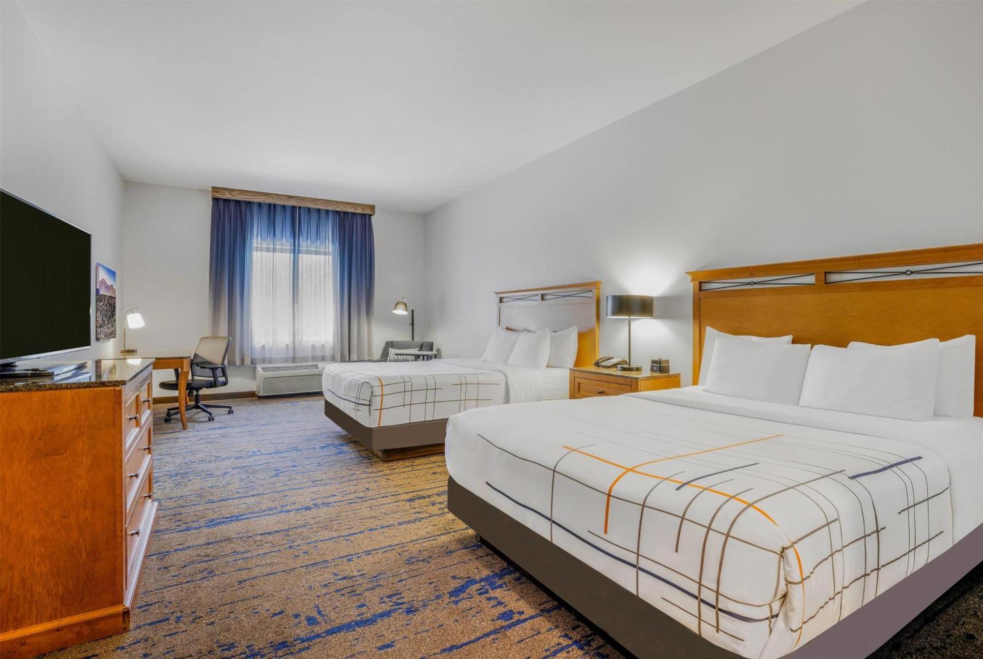 Deluxe Queen Room with Two Queen Beds,1685077966:JPEG