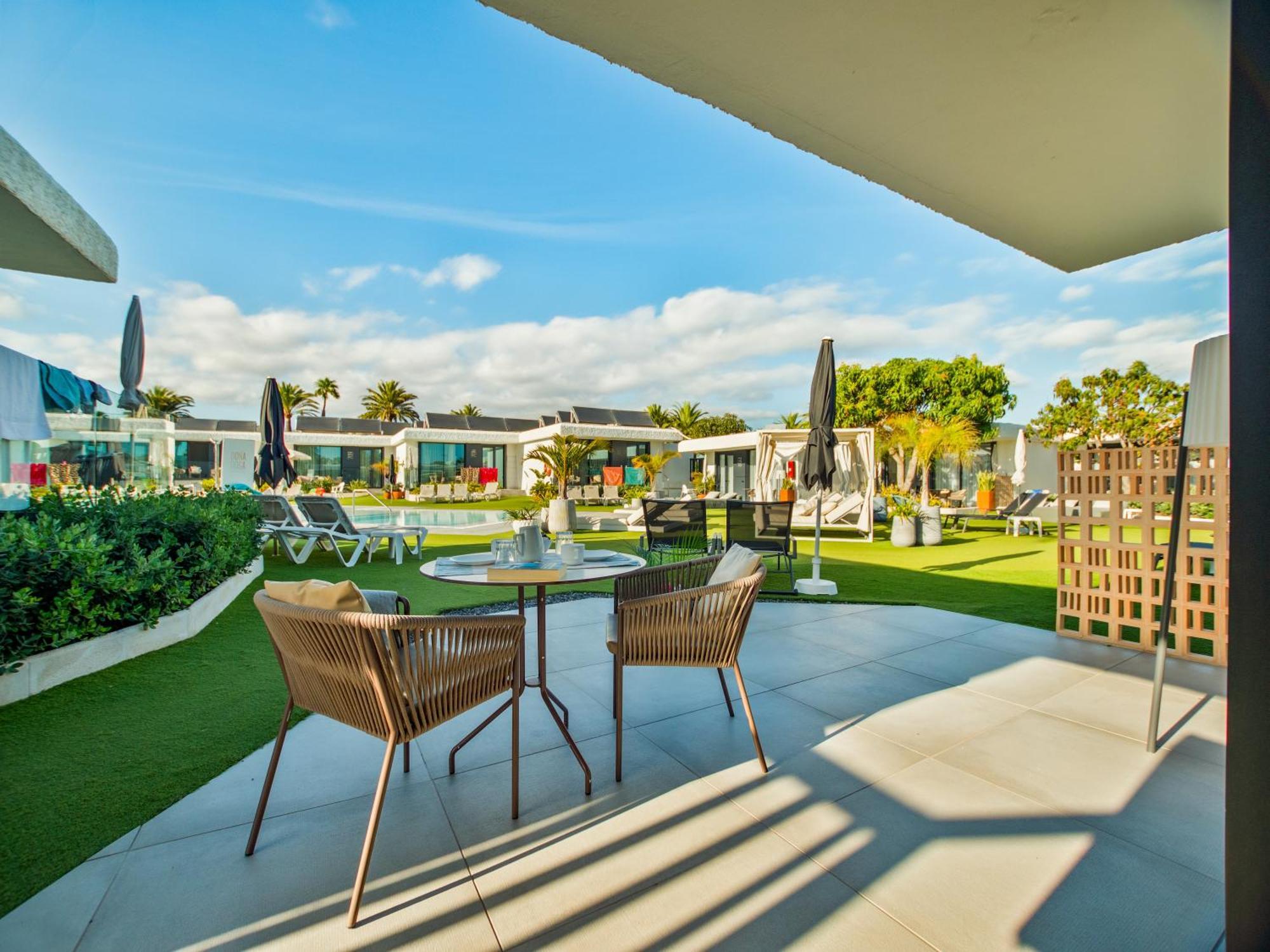 Estudio con vistas a la piscina
