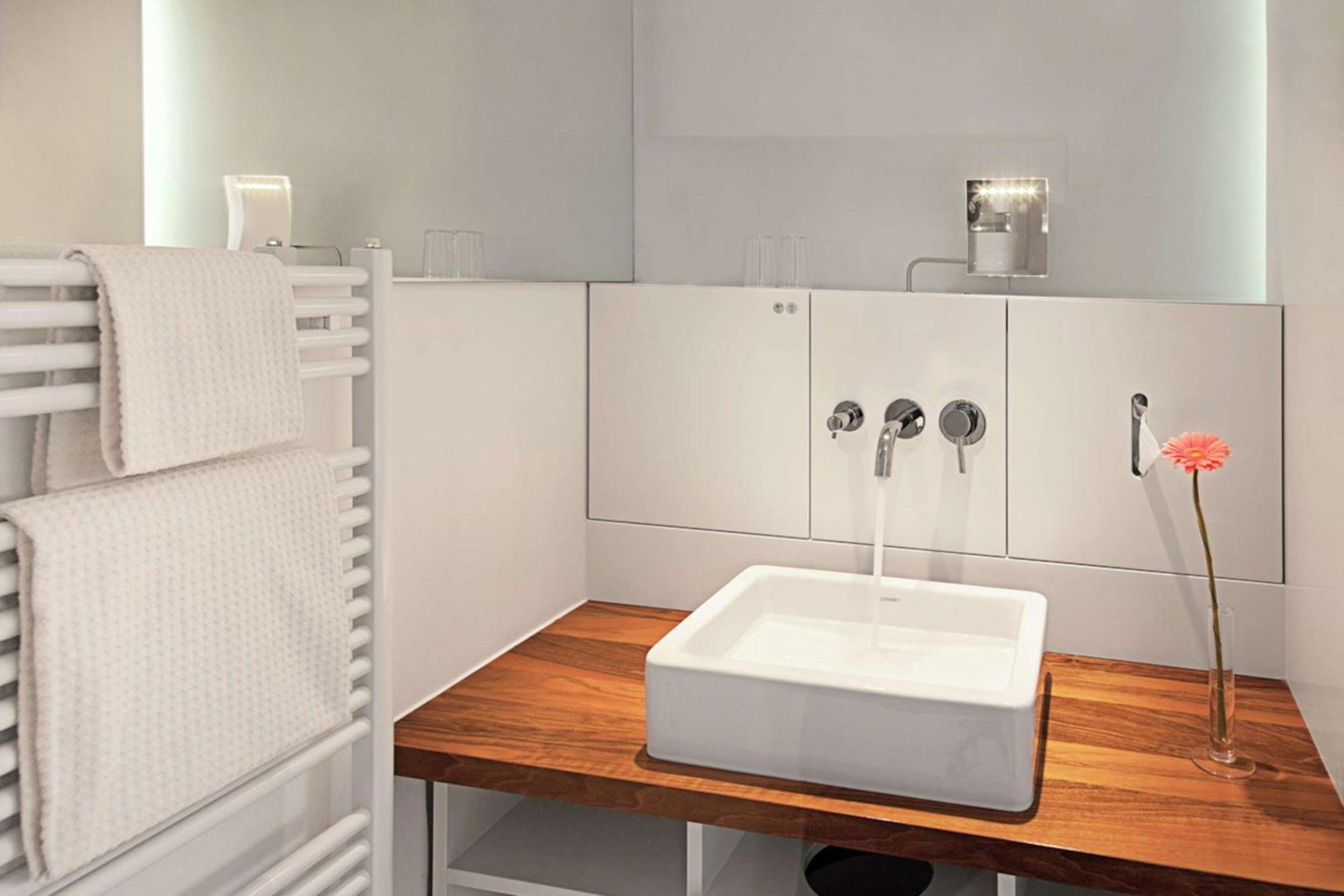 Superior Grotere Kamer met kingsize bed met uitzicht op binnenplaats en douche