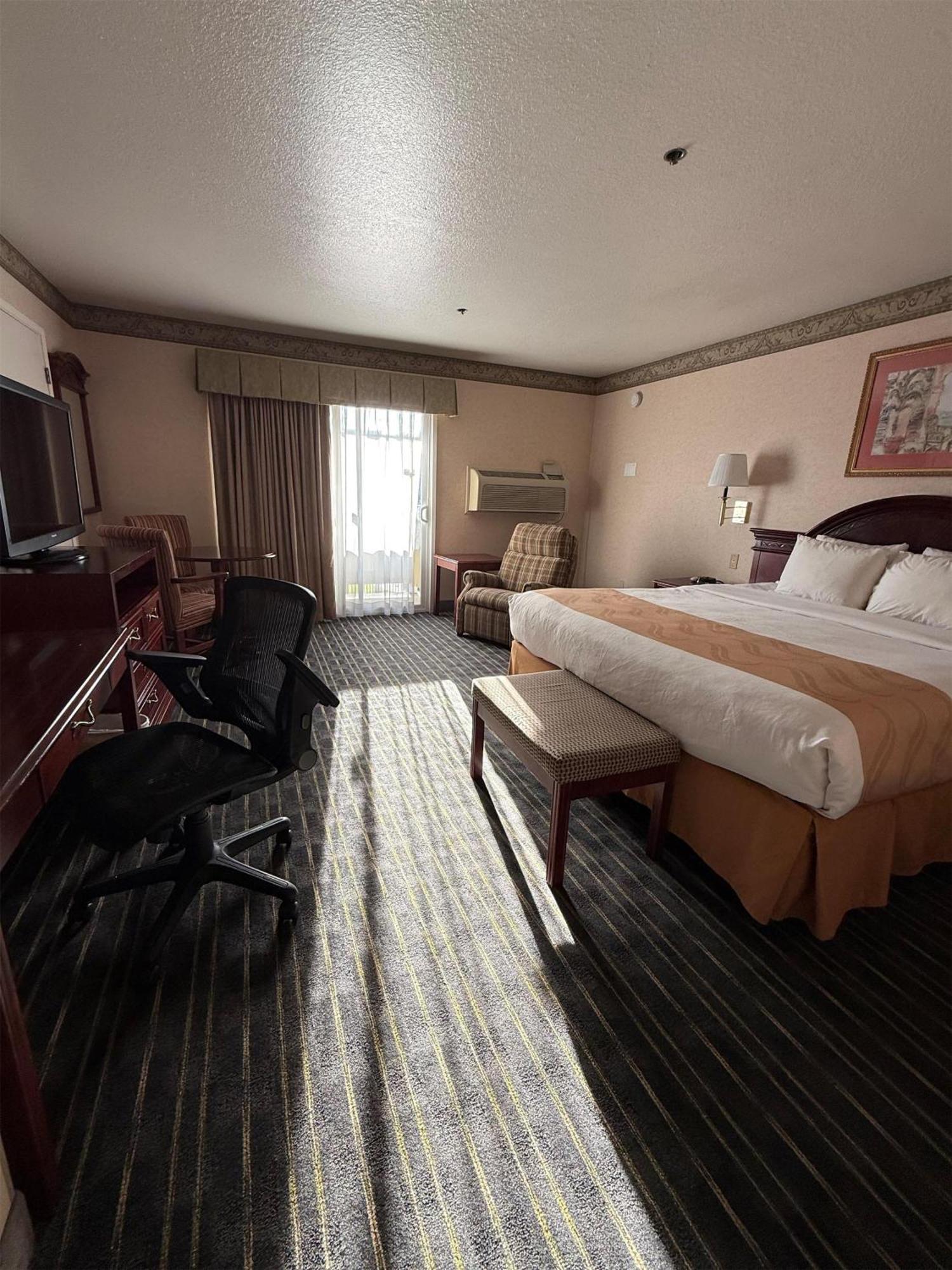 King Room with Balcony - Non-Smoking
