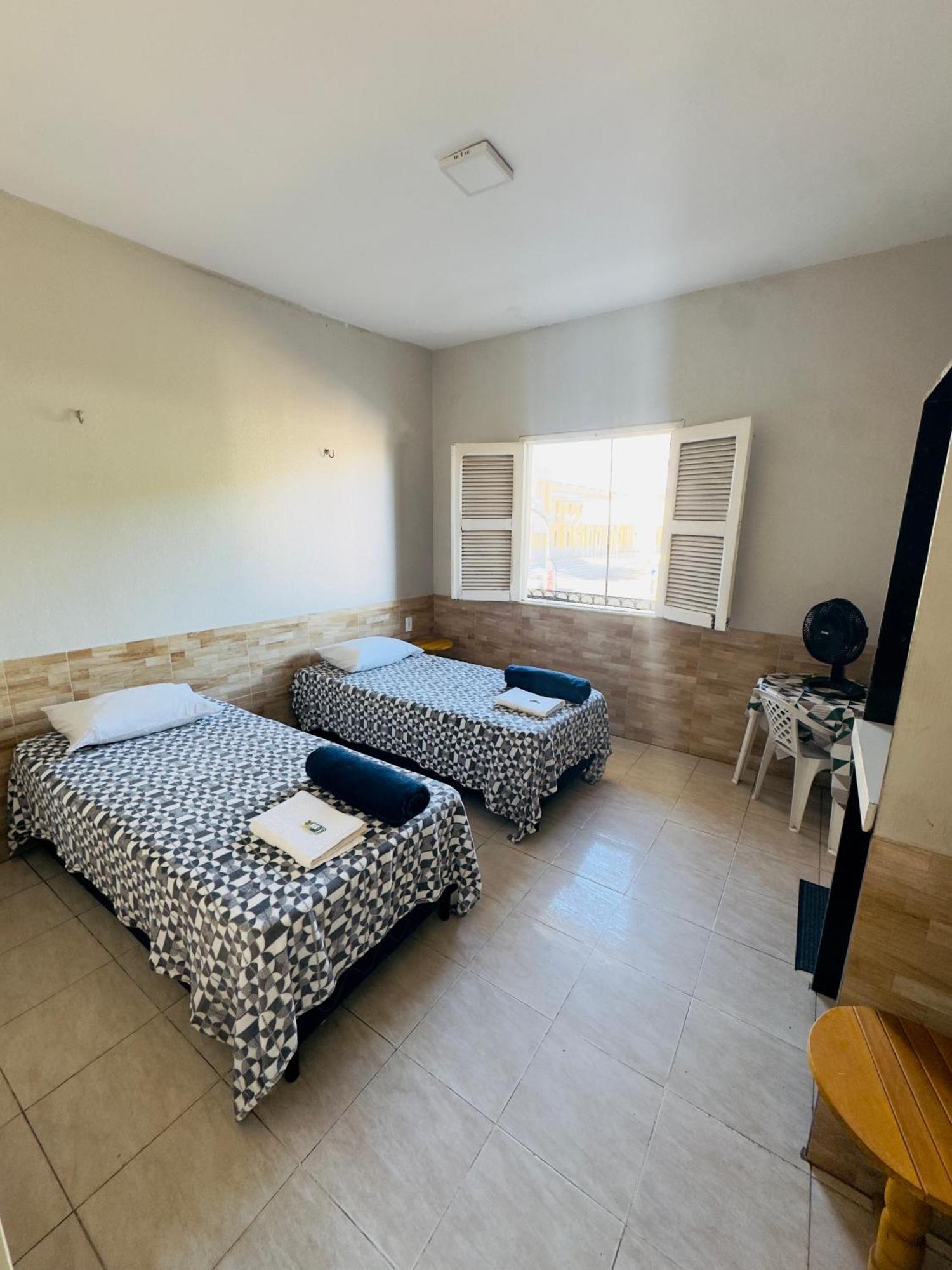 Quarto com 2 Camas de Solteiro e Banheiro Privativo