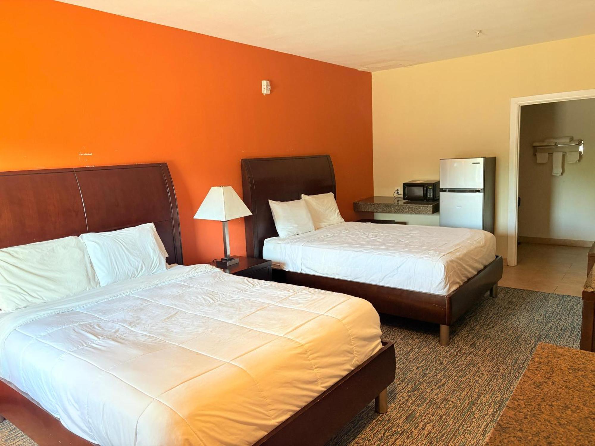 2 Queen Beds with Kitchenette