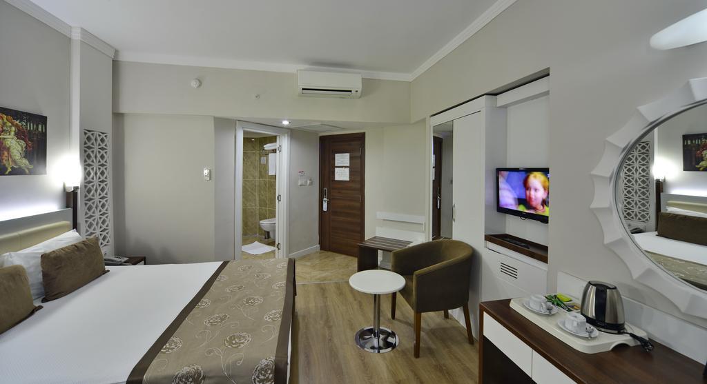 Chambre Double avec Balcon - Vue sur Jardin ou Piscine
