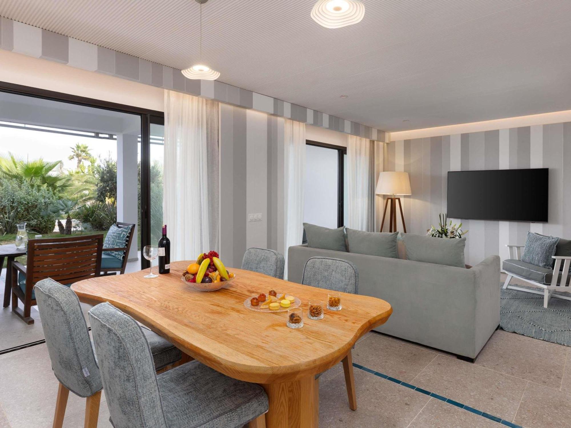 Prestige-suite met kingsize bed, terras en uitzicht op het zwembad en de zee