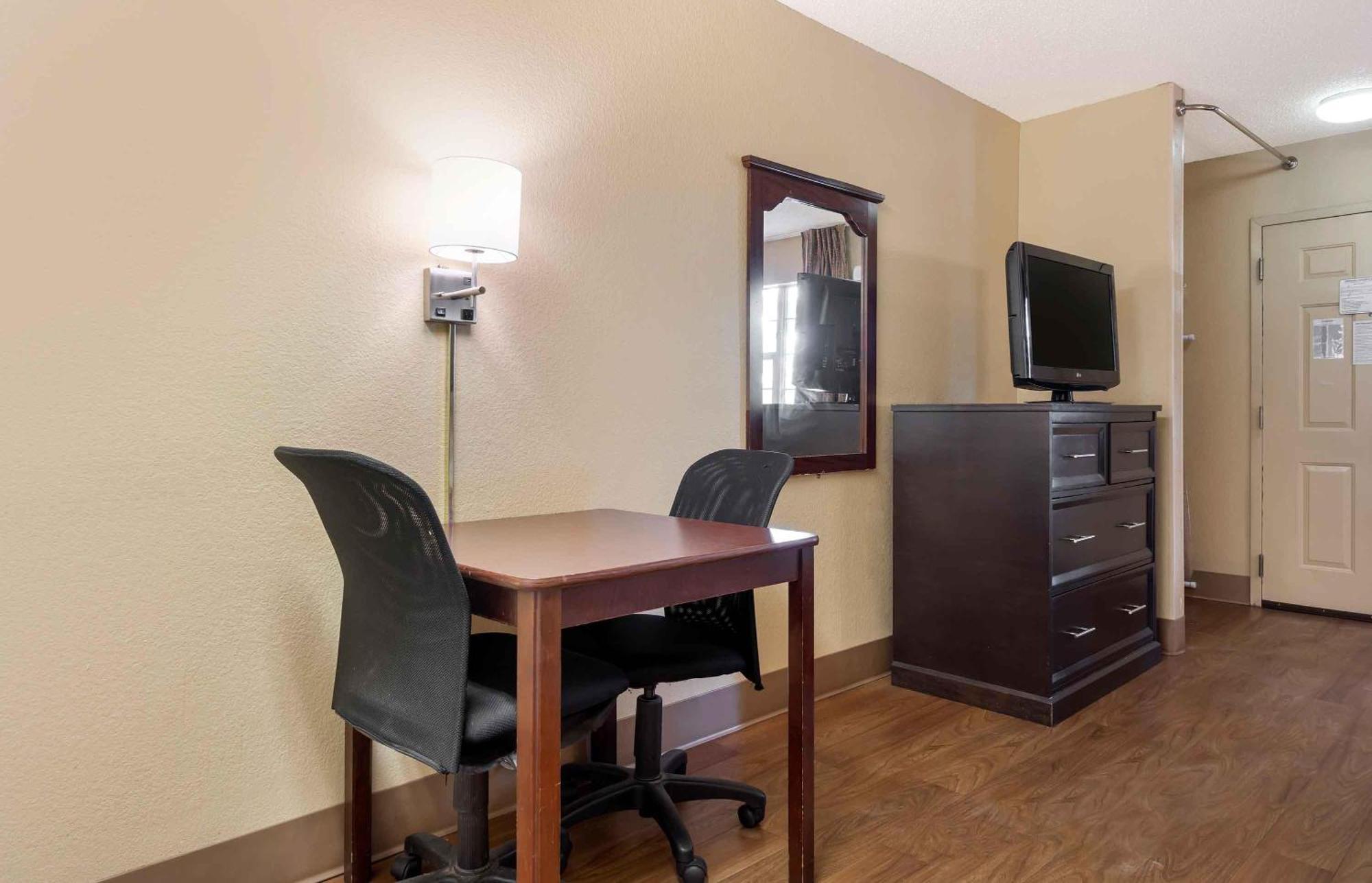 Studio with 1 Queen Bed - Disability Access - Non Smoking