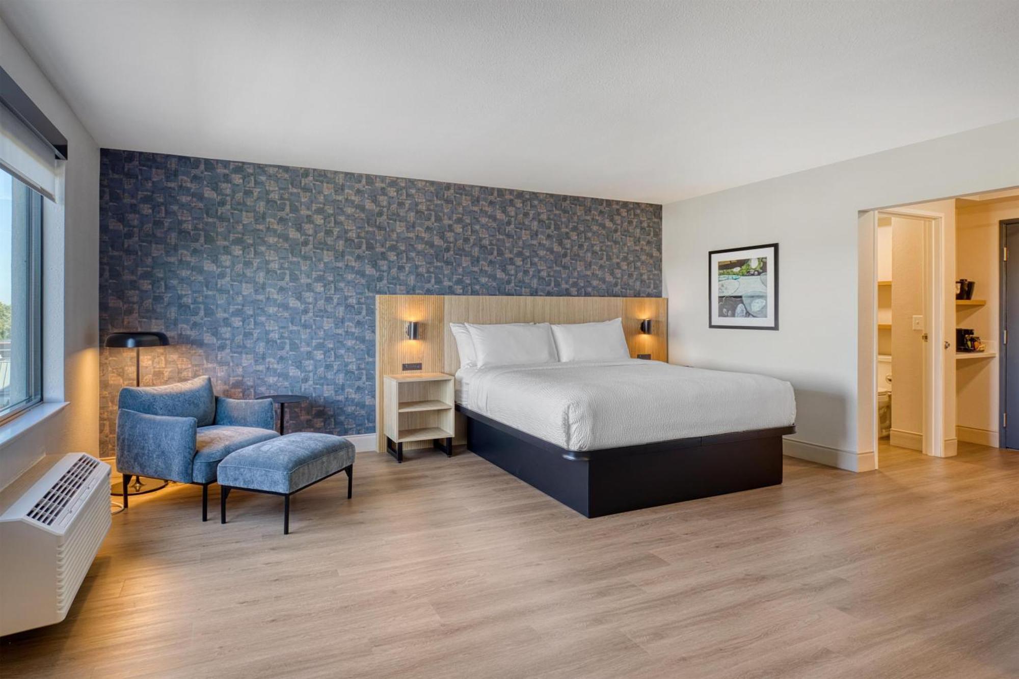 King Suite with Sofa - Corner Room/Non-Smoking