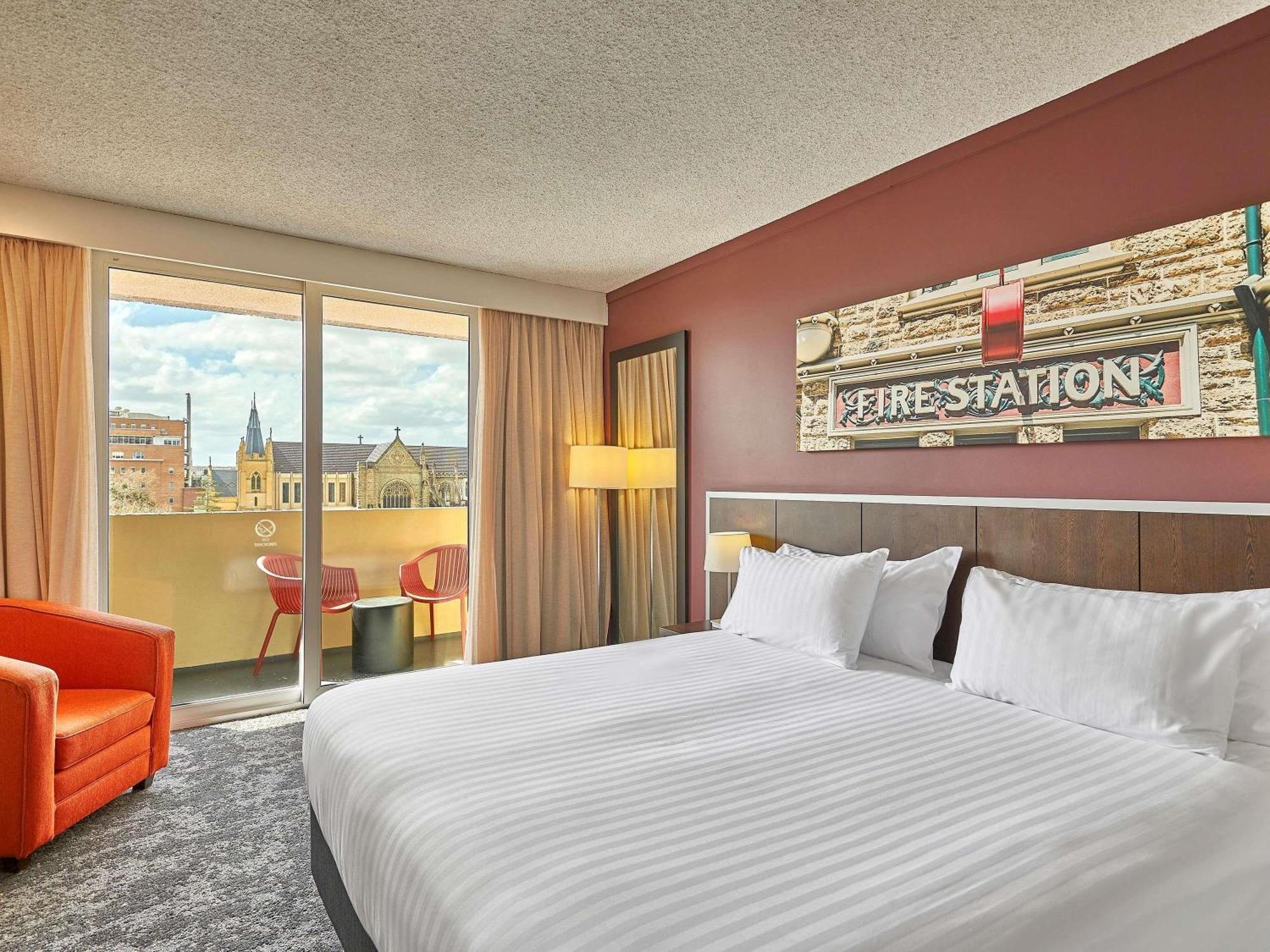 Deluxe Zimmer mit Kingsize-Bett und Balkon