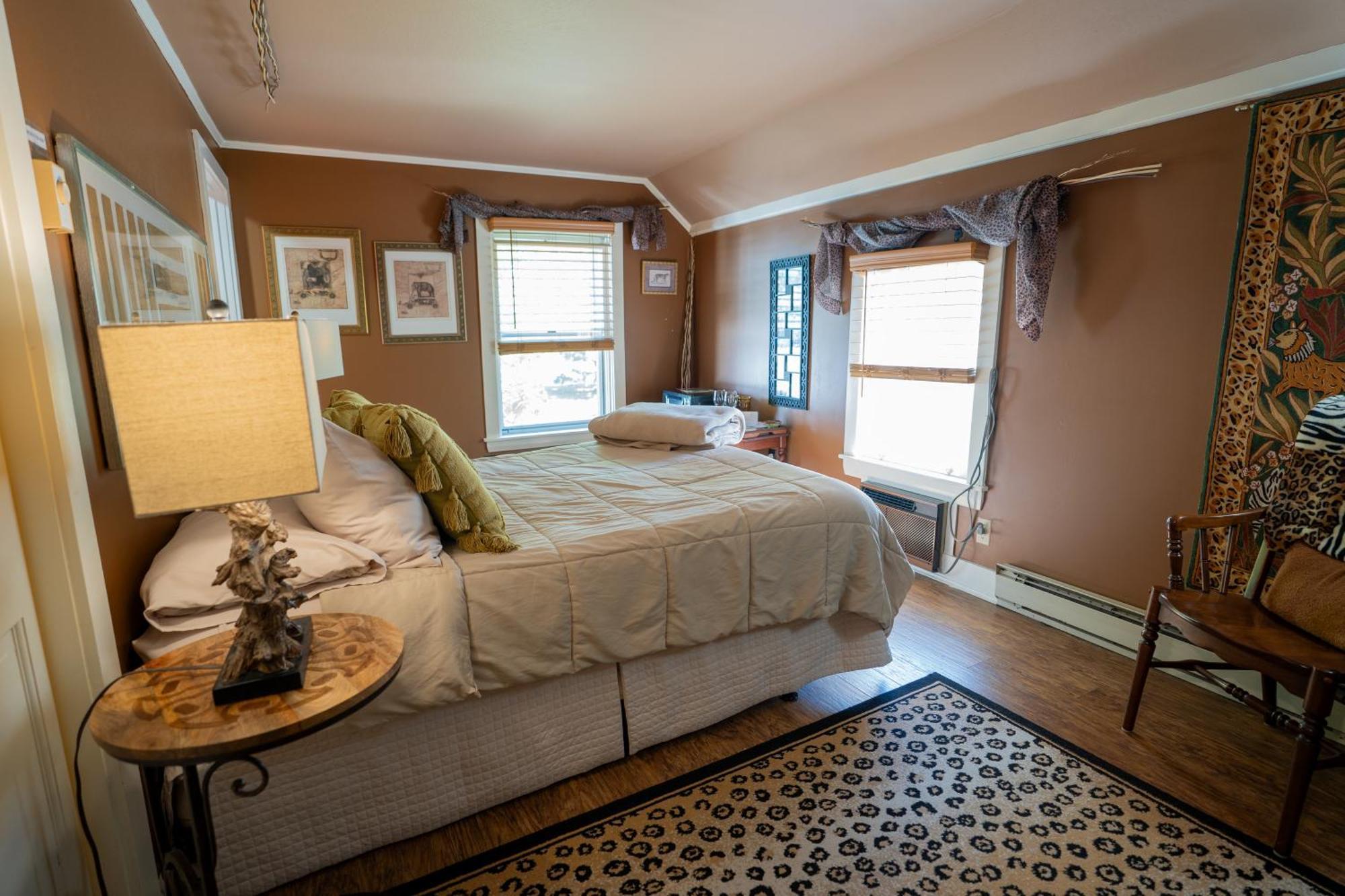 Corner Queen Room