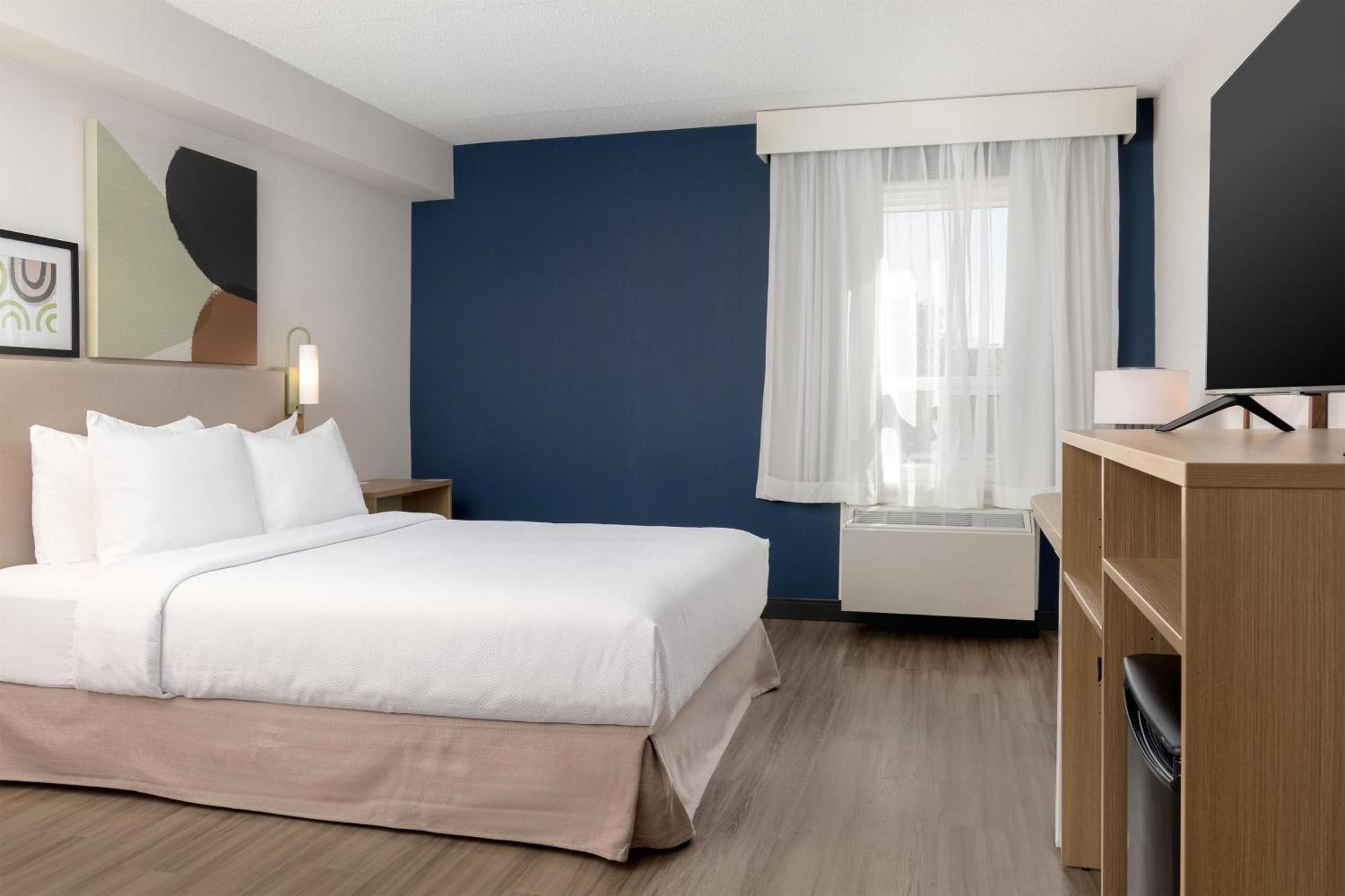 Queen Room with Roll-in Shower - Mobility Accessible