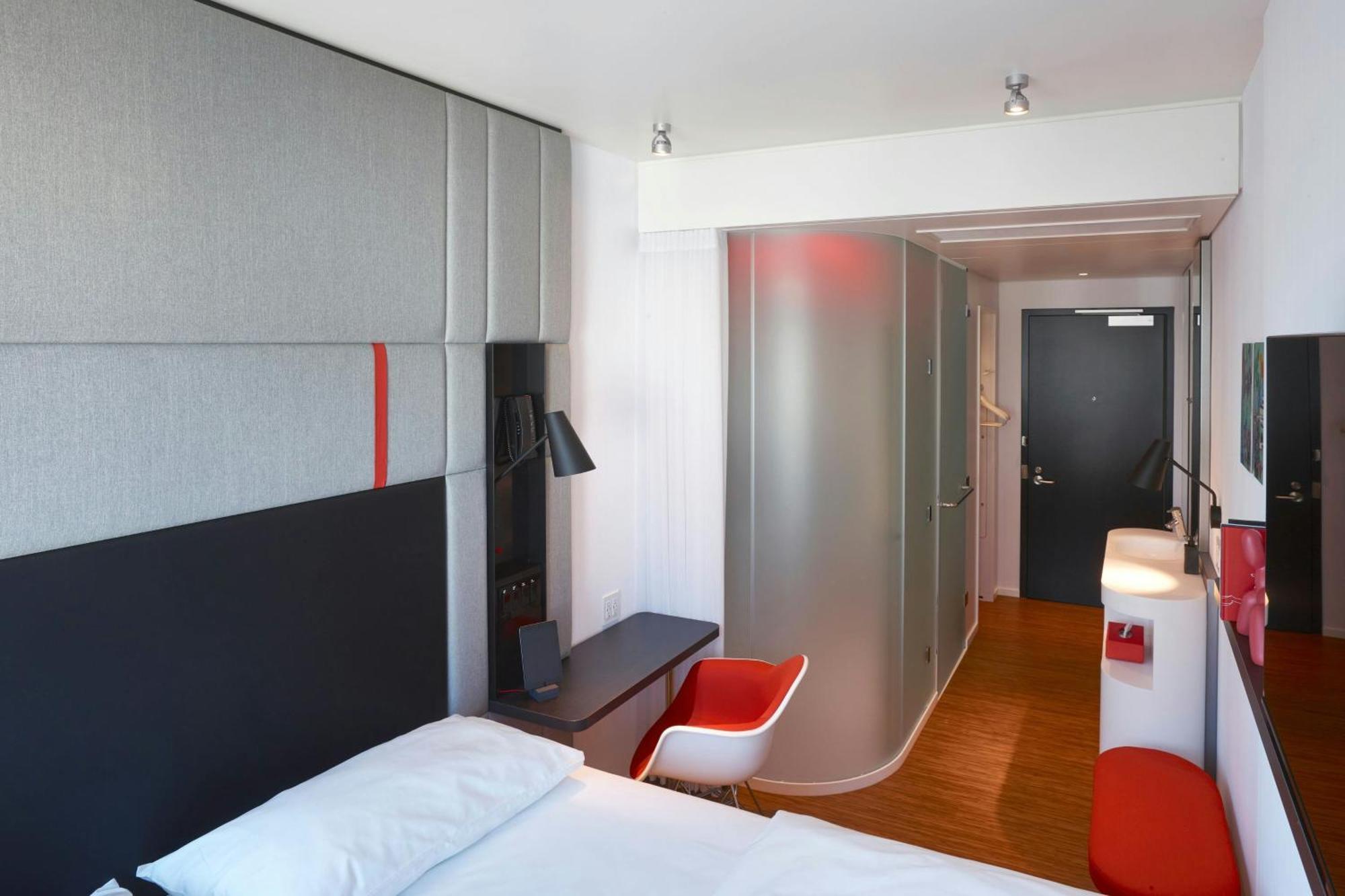 Habitación con cama extragrande.