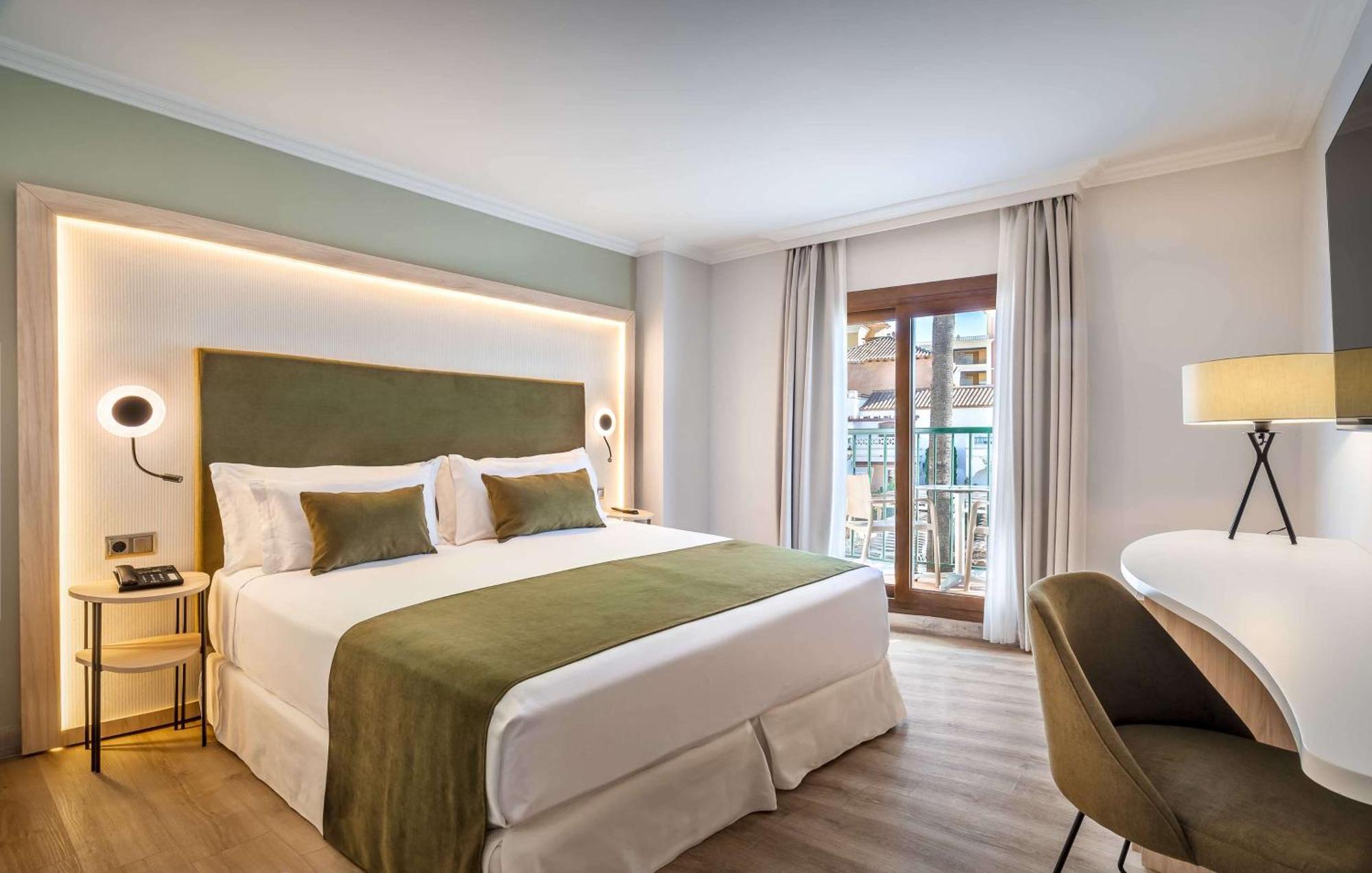 Camera Matrimoniale con Terrazza, Vista Piscina e Divano-Letto (2 Adulti + 1 Bambino)