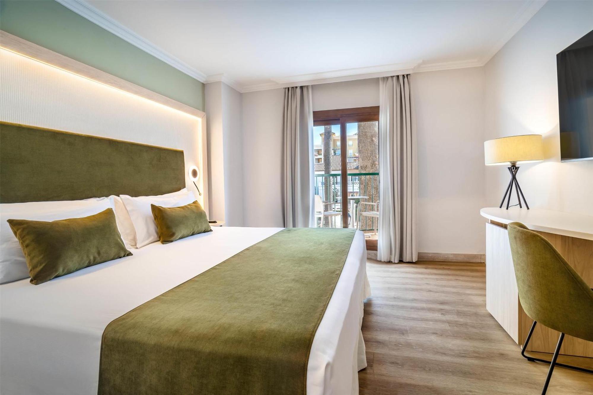 Due Camere Matrimoniali Deluxe Comunicanti con Vista Piscina
