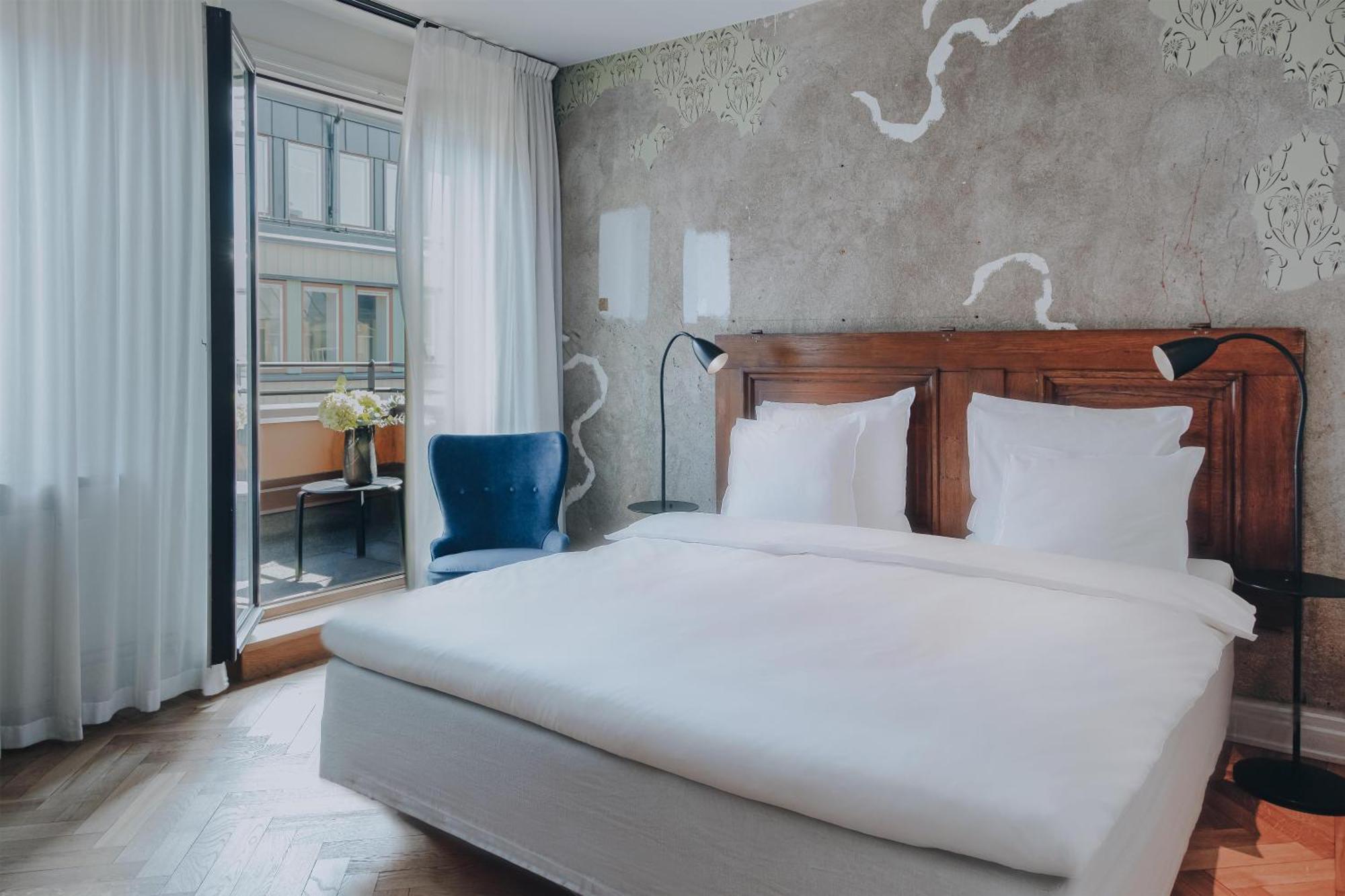 Habitación con cama extragrande y balcón