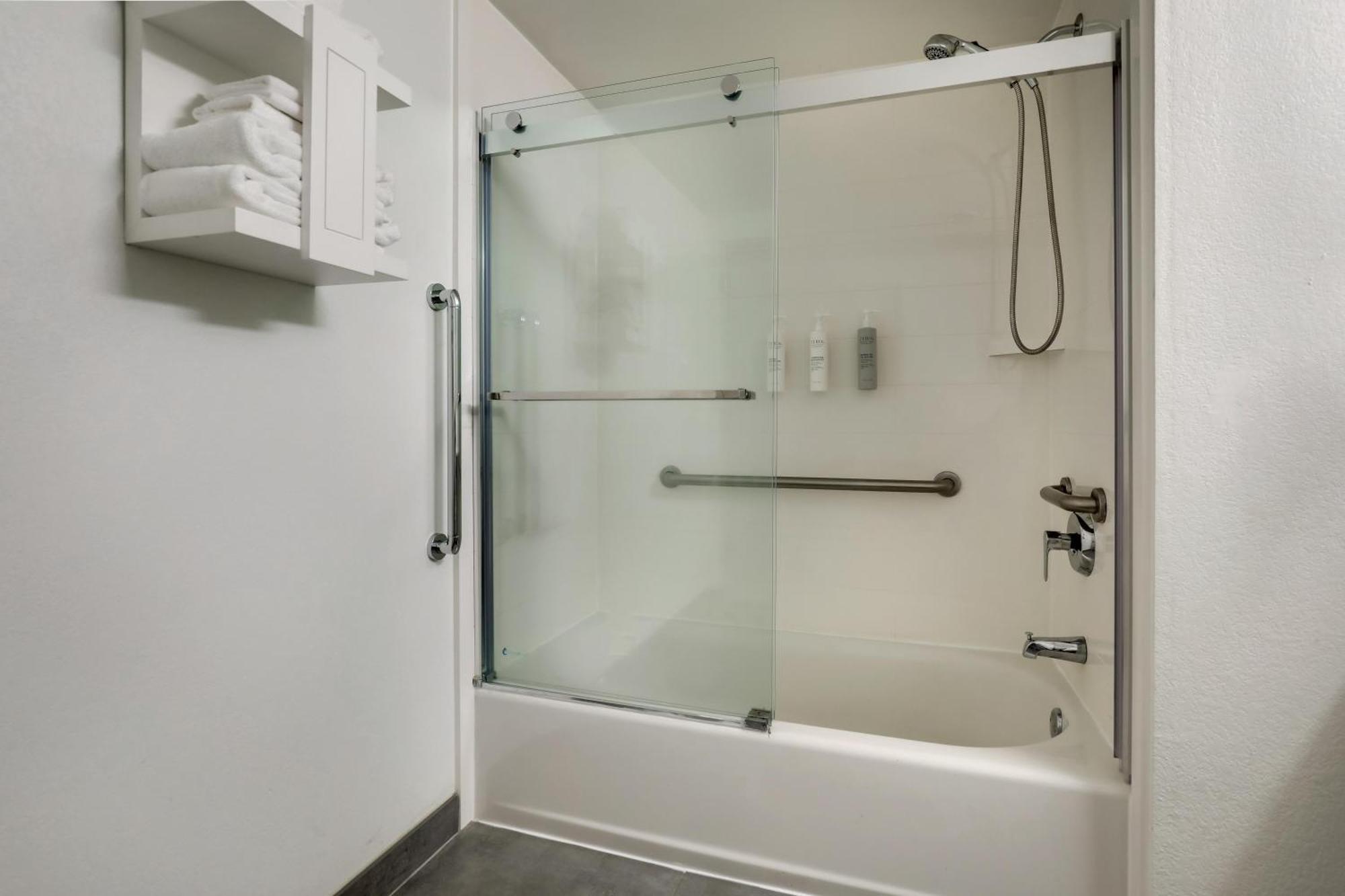 Queen Room with Two Queen Beds - Mobility Access/Non-Smoking,1756438394:JPEG