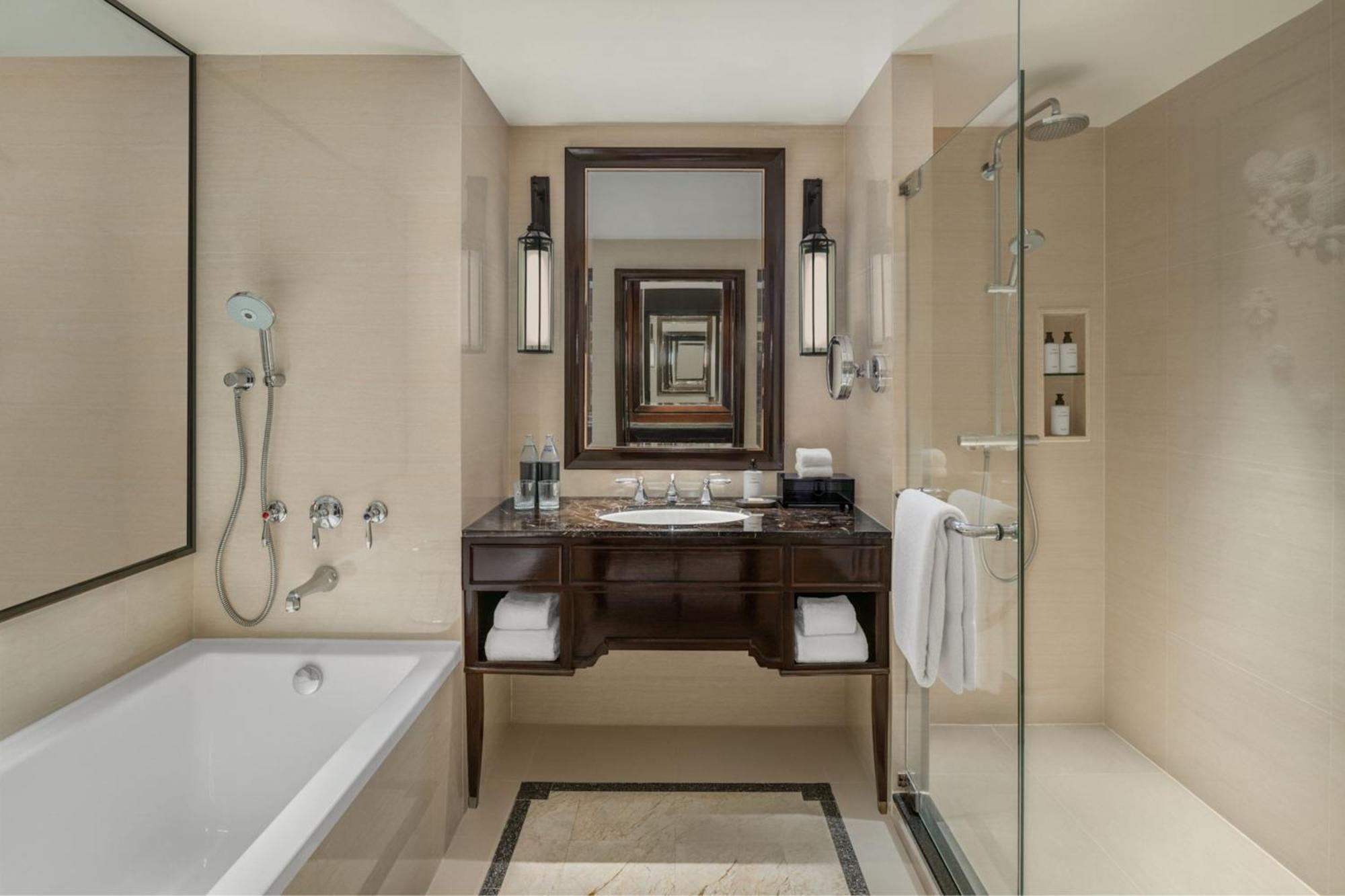 Athenee Prestige, Guest room, 1 King, City view, Corner room