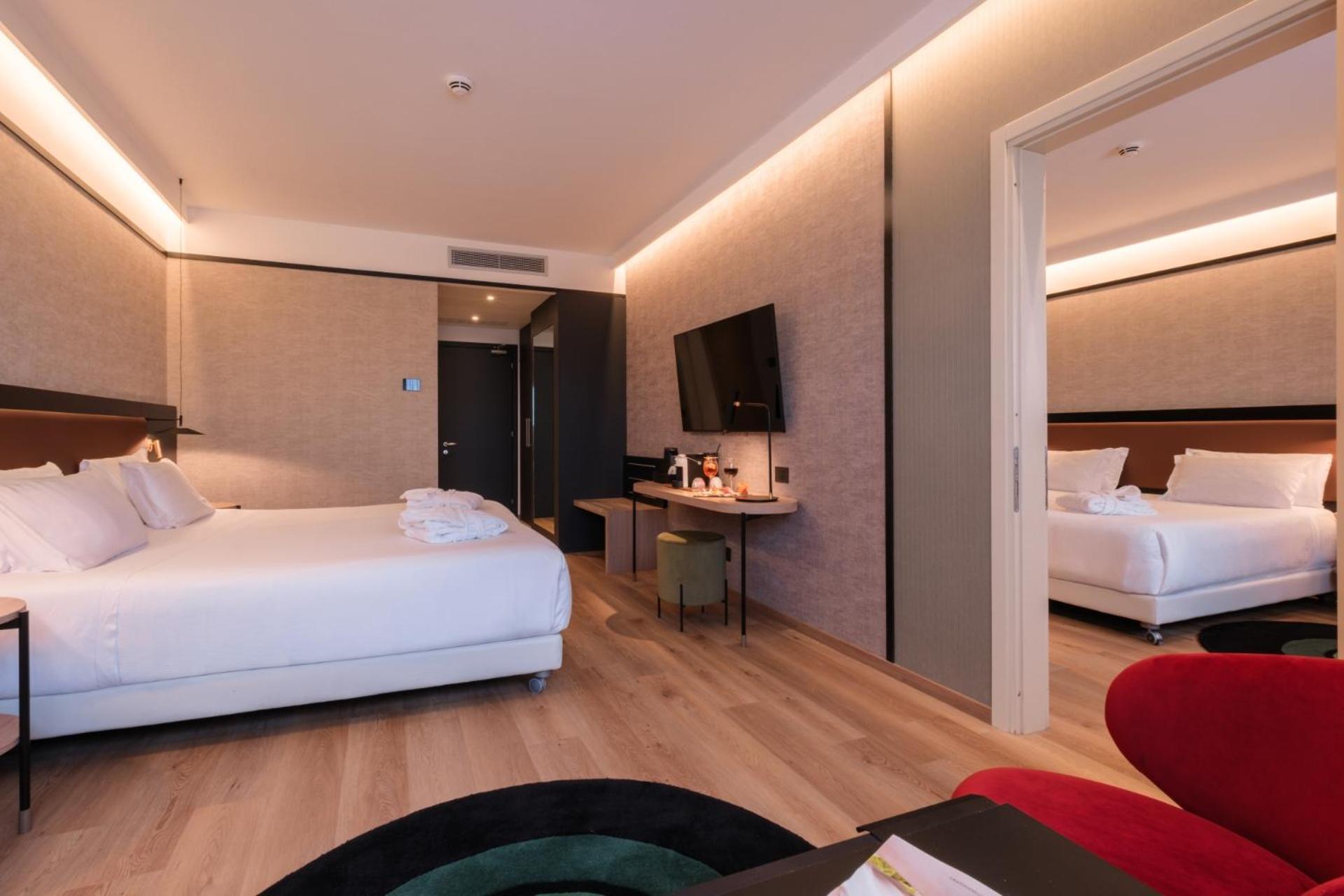 Familienzimmer mit Verbindungstür und Zustellbett (4 Erwachsene + 1 Kind)