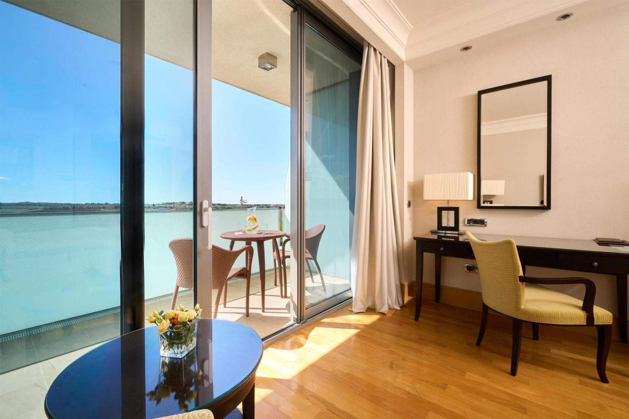 Superior Room,1758284721:JPEG