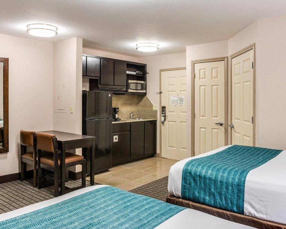 Double Room with Two Double Beds - Smoking