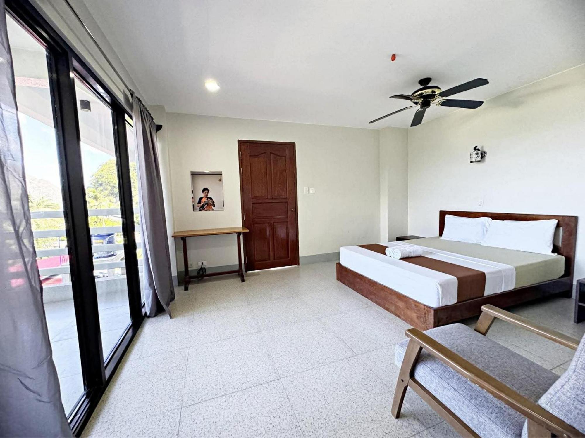 Deluxe Double Room with Balcony and Sea View
