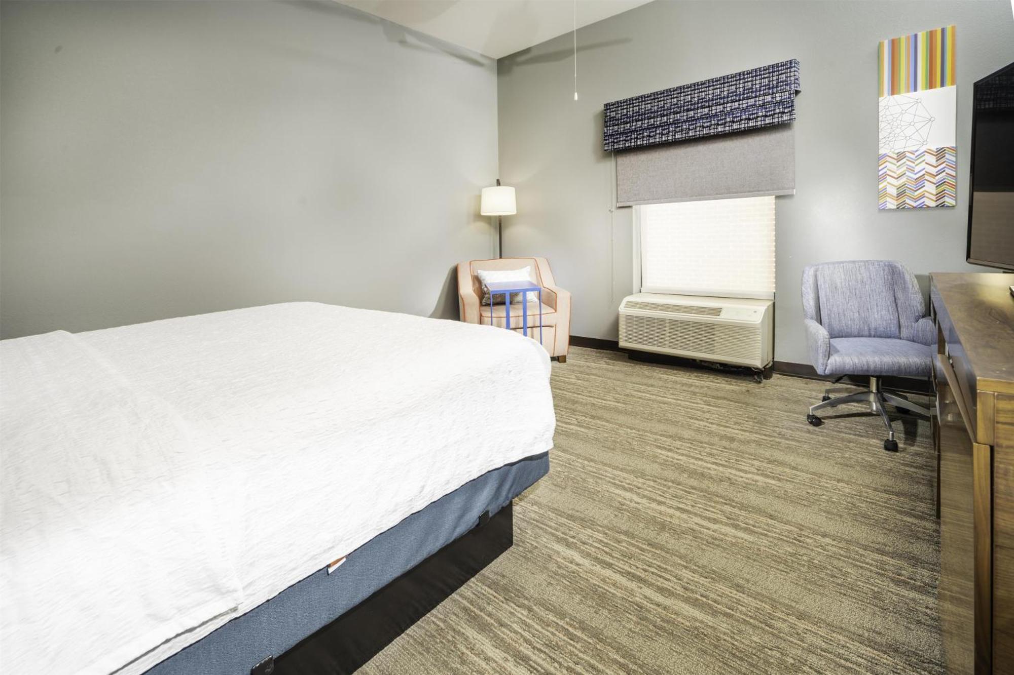 King Room with King Bed - Non-Smoking