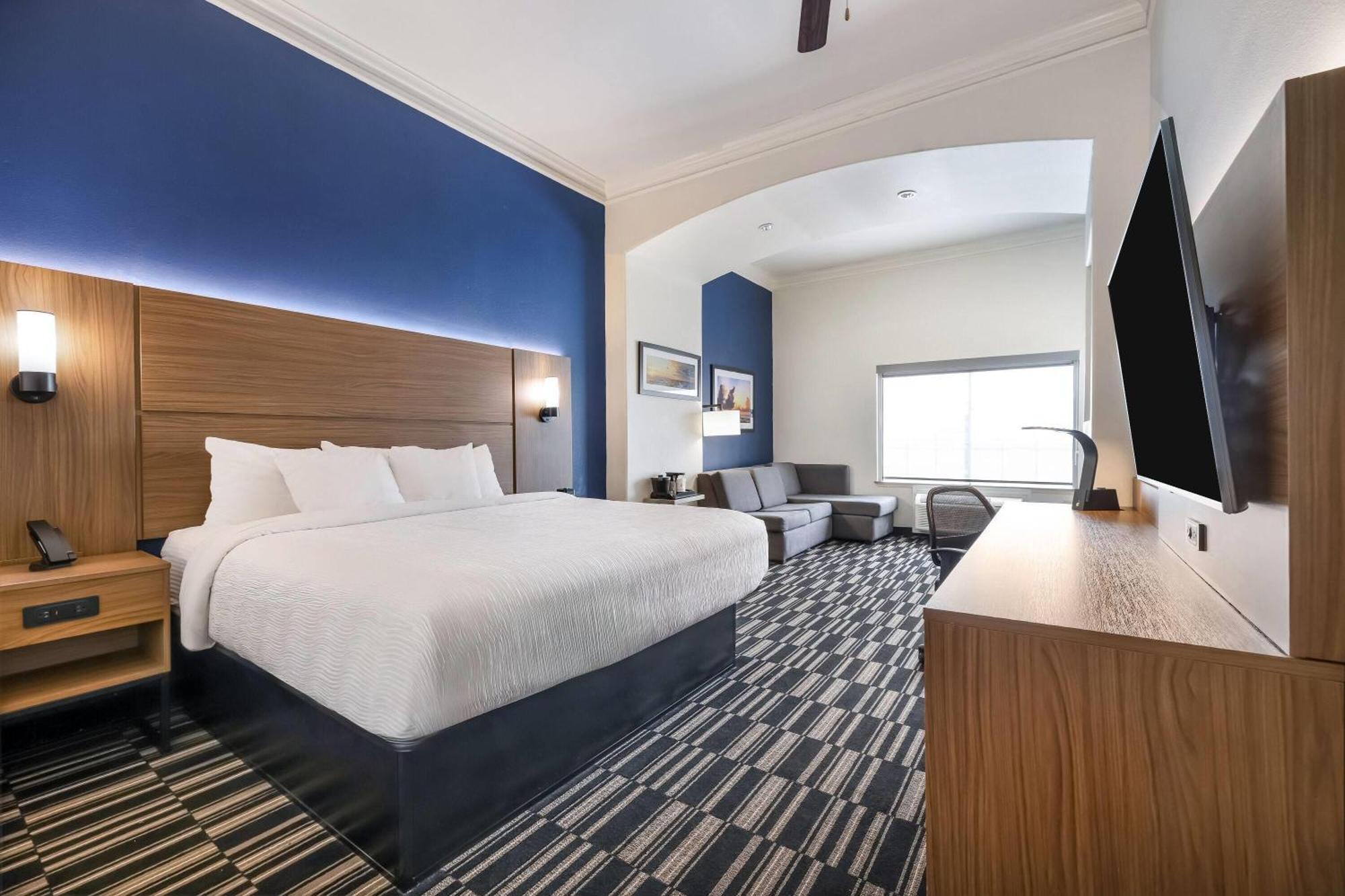 Deluxe King Room with Bathtub - Mobility/Hearing Accessible - Non-Smoking