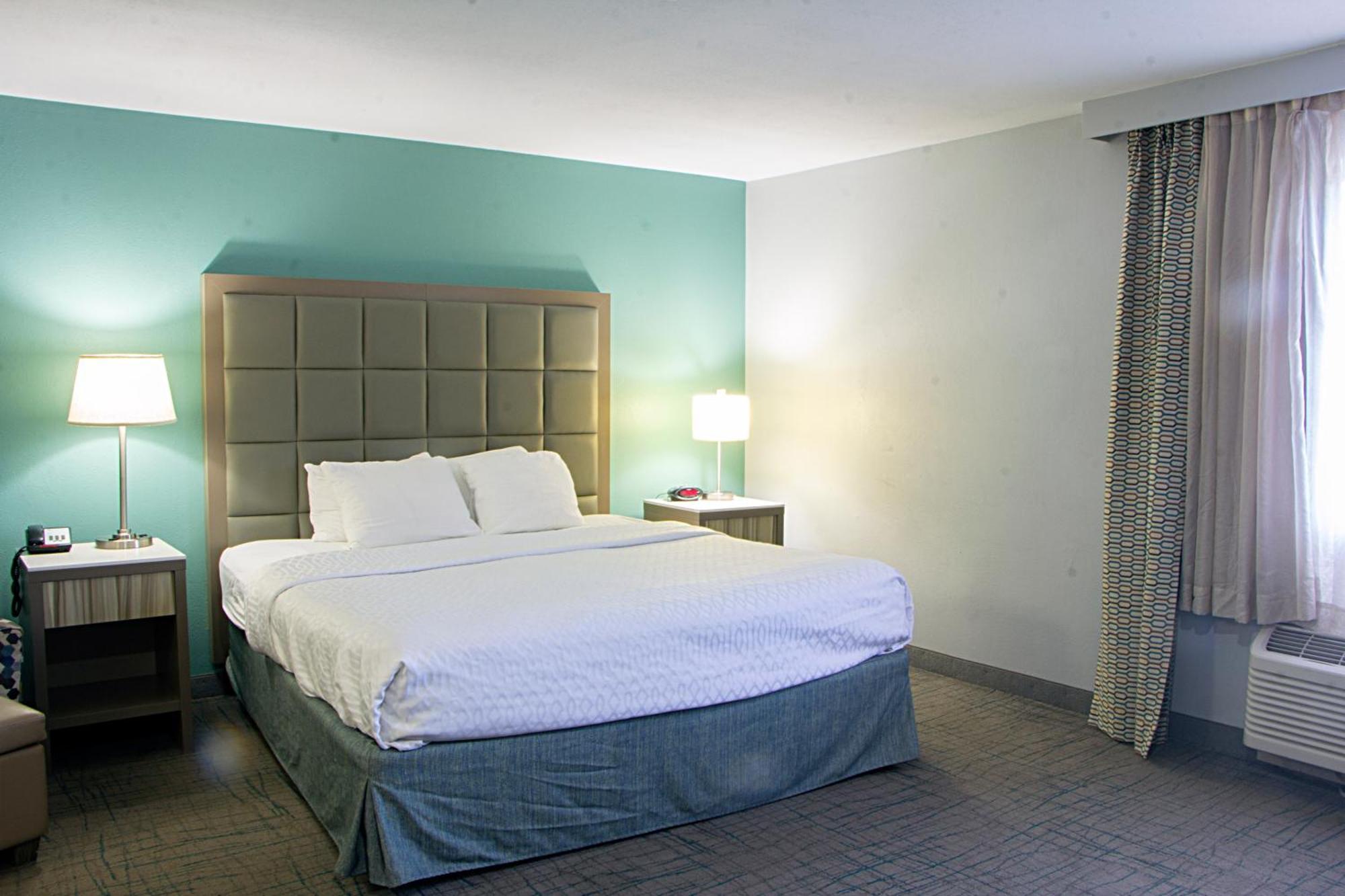 Deluxe King Suite with Balcony - Non-Smoking