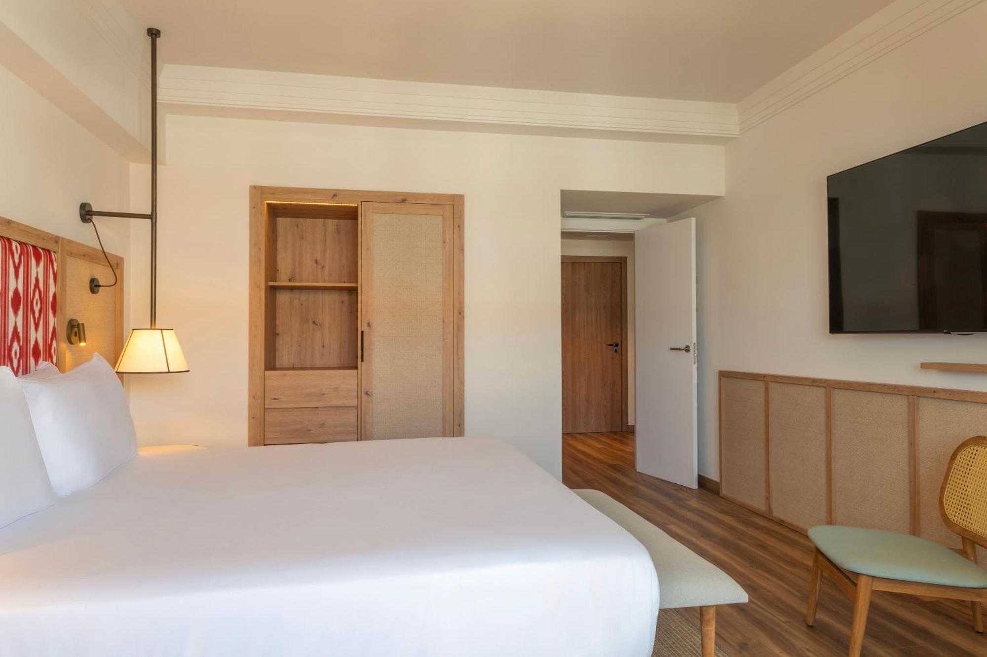 Suite con 1 dormitorio y vistas parciales al mar
