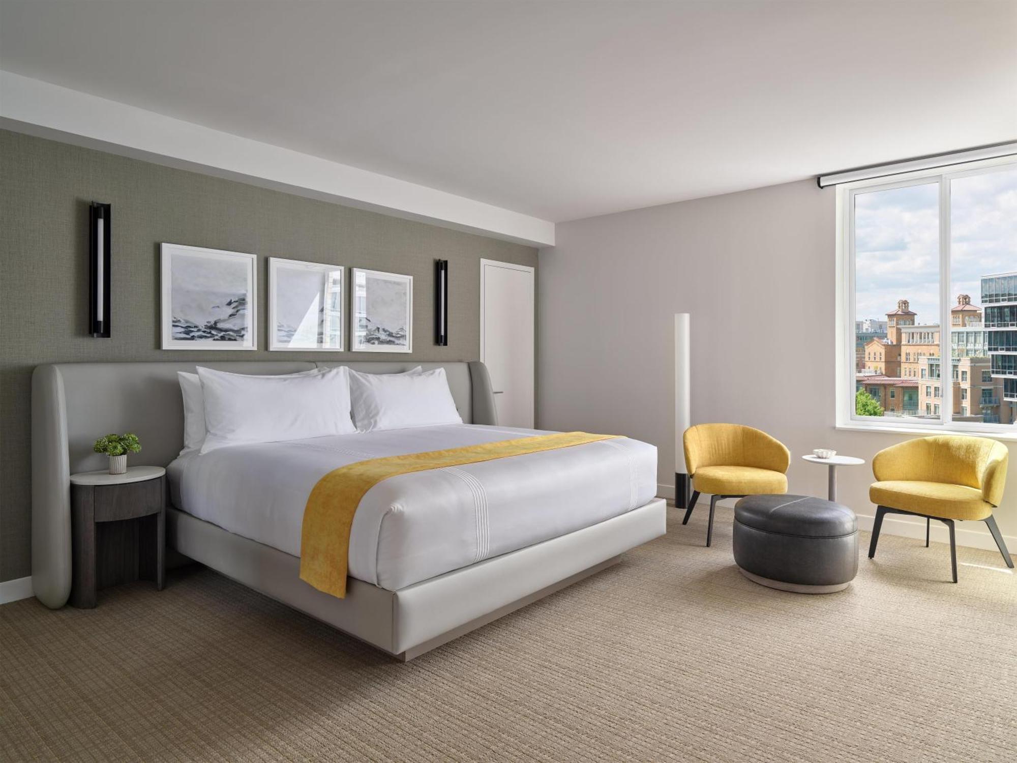 Quarto de Canto com Cama King-size e Banheiro Acessível - Acomodação Acessível para Hóspedes com Mobilidade Reduzida
