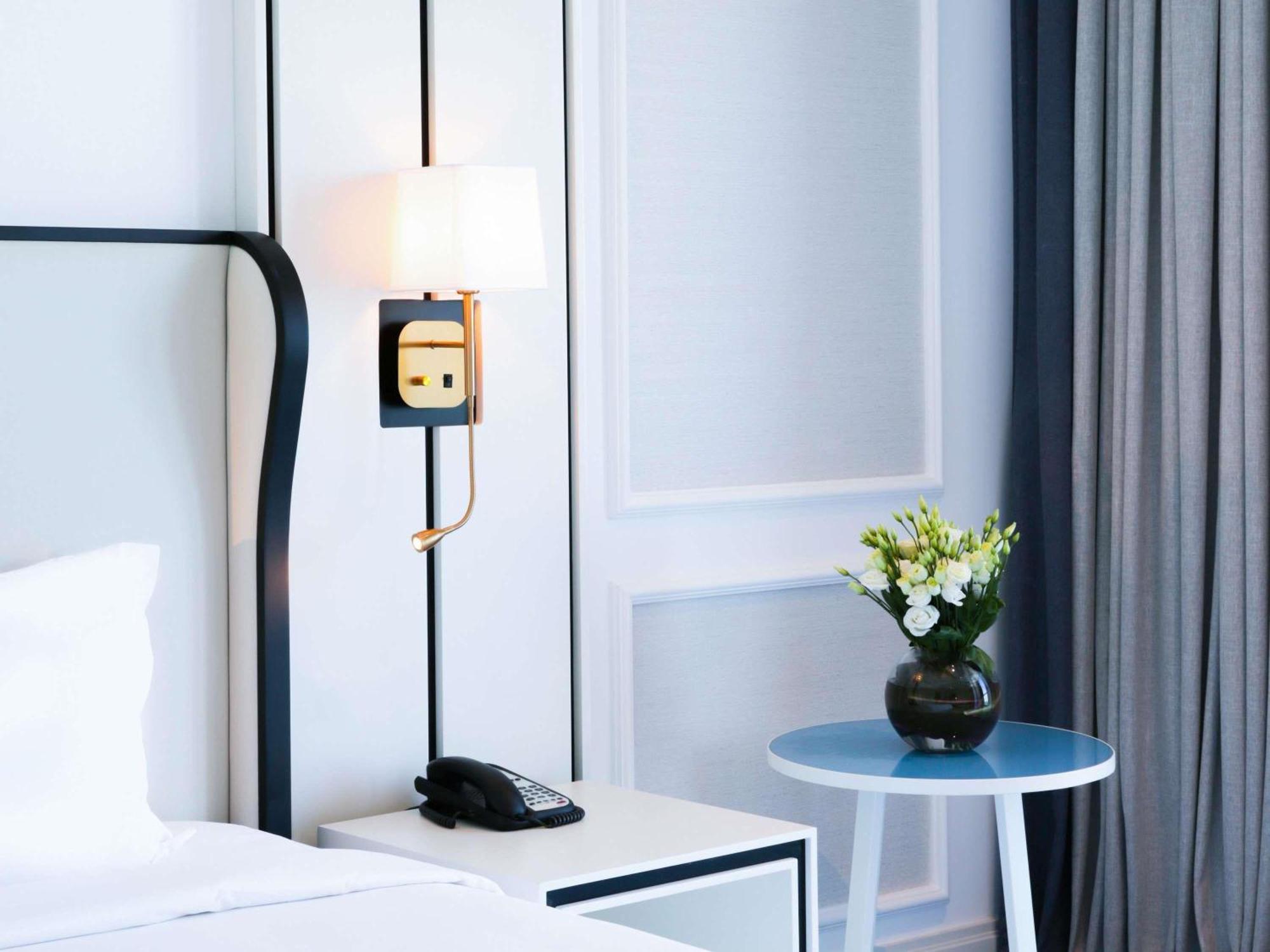 Luxuriöses Club Zimmer mit Kingsize-Bett und eingeschränktem Meerblick - Zugang zum Club